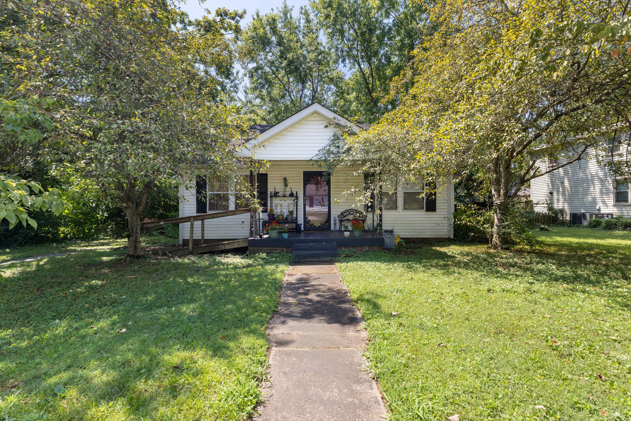 532 E Maple St Property Photo 1