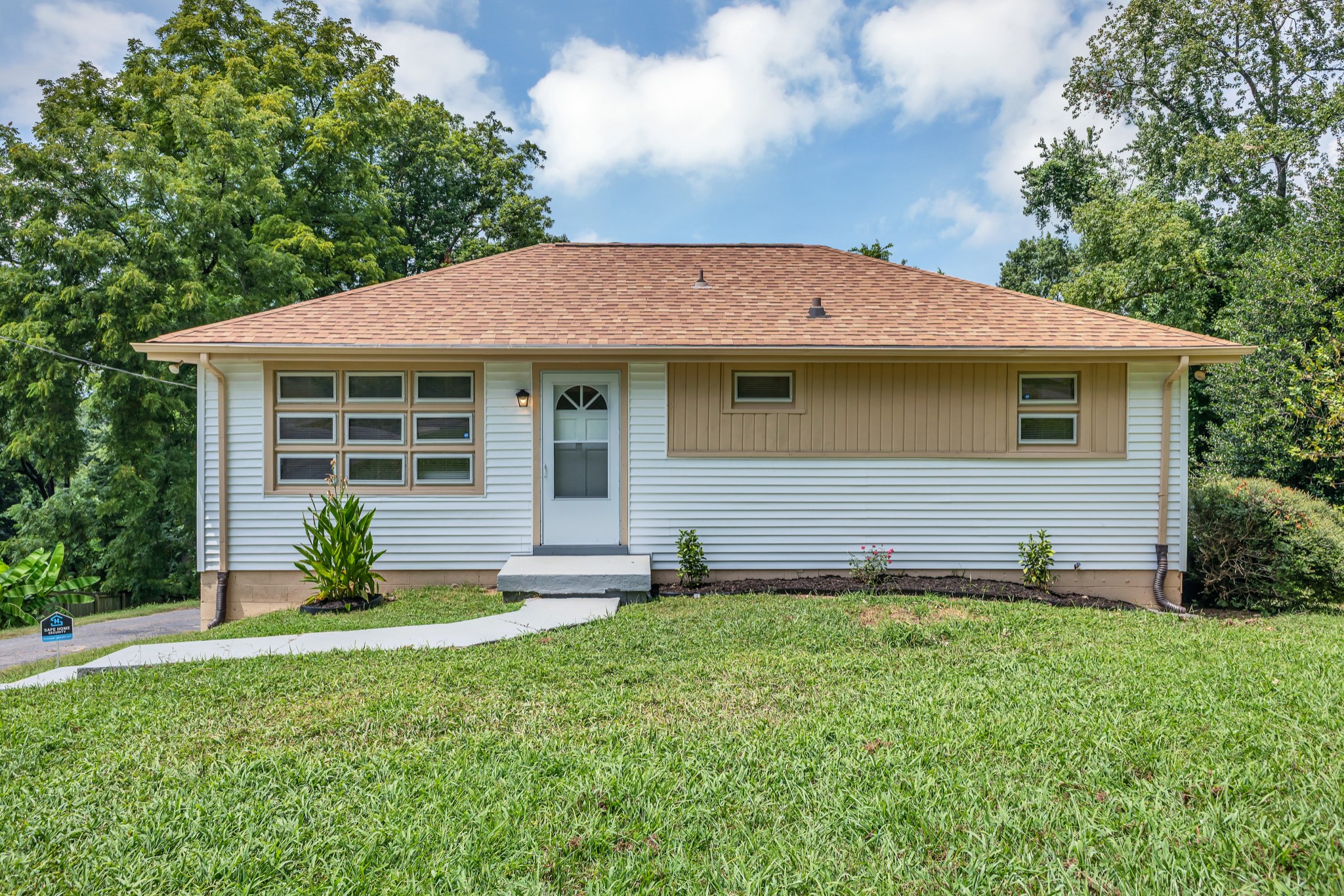 2209 Maplecrest Dr Property Photo 1