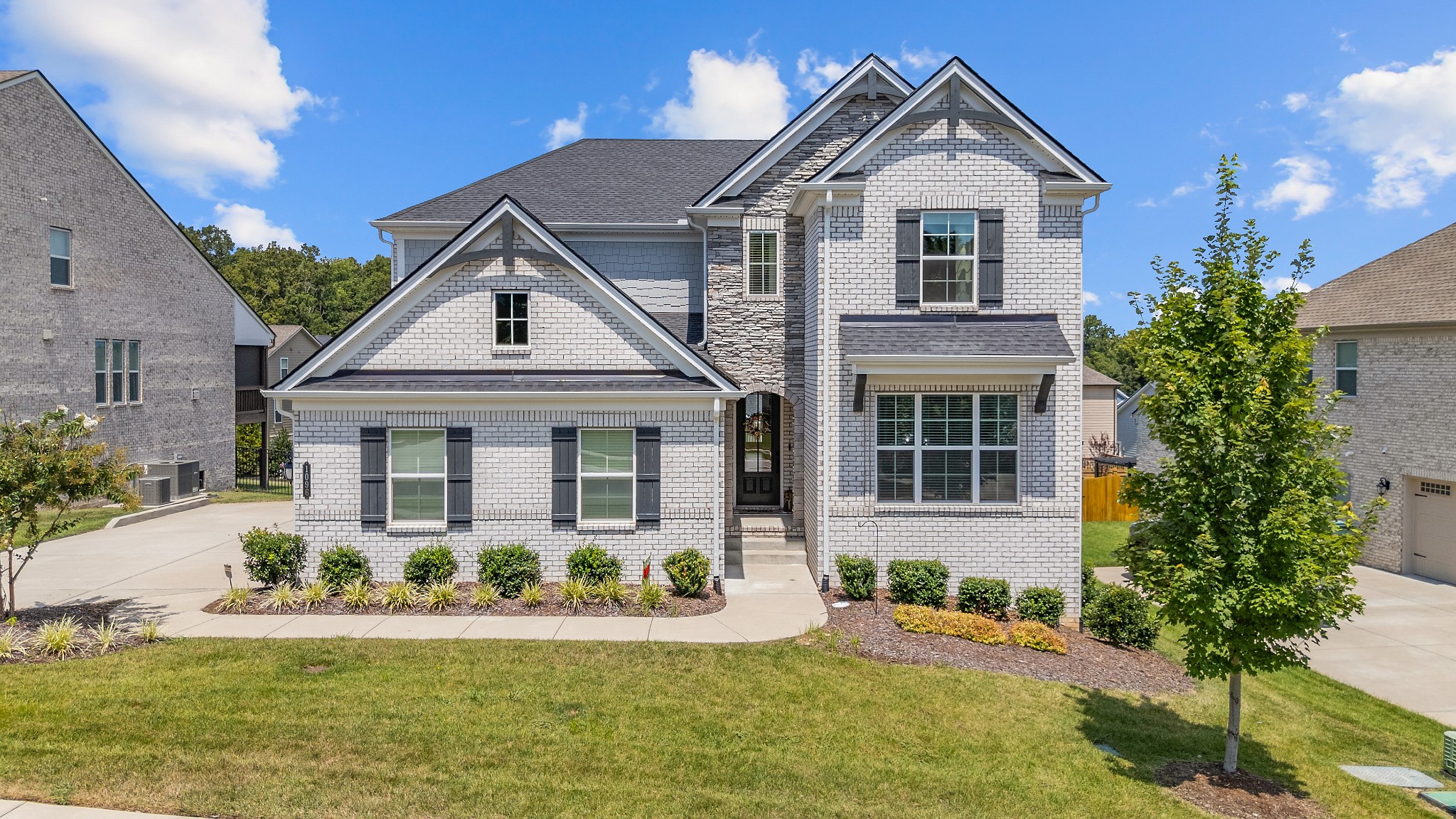 1096 River Oaks Blvd Property Photo 1