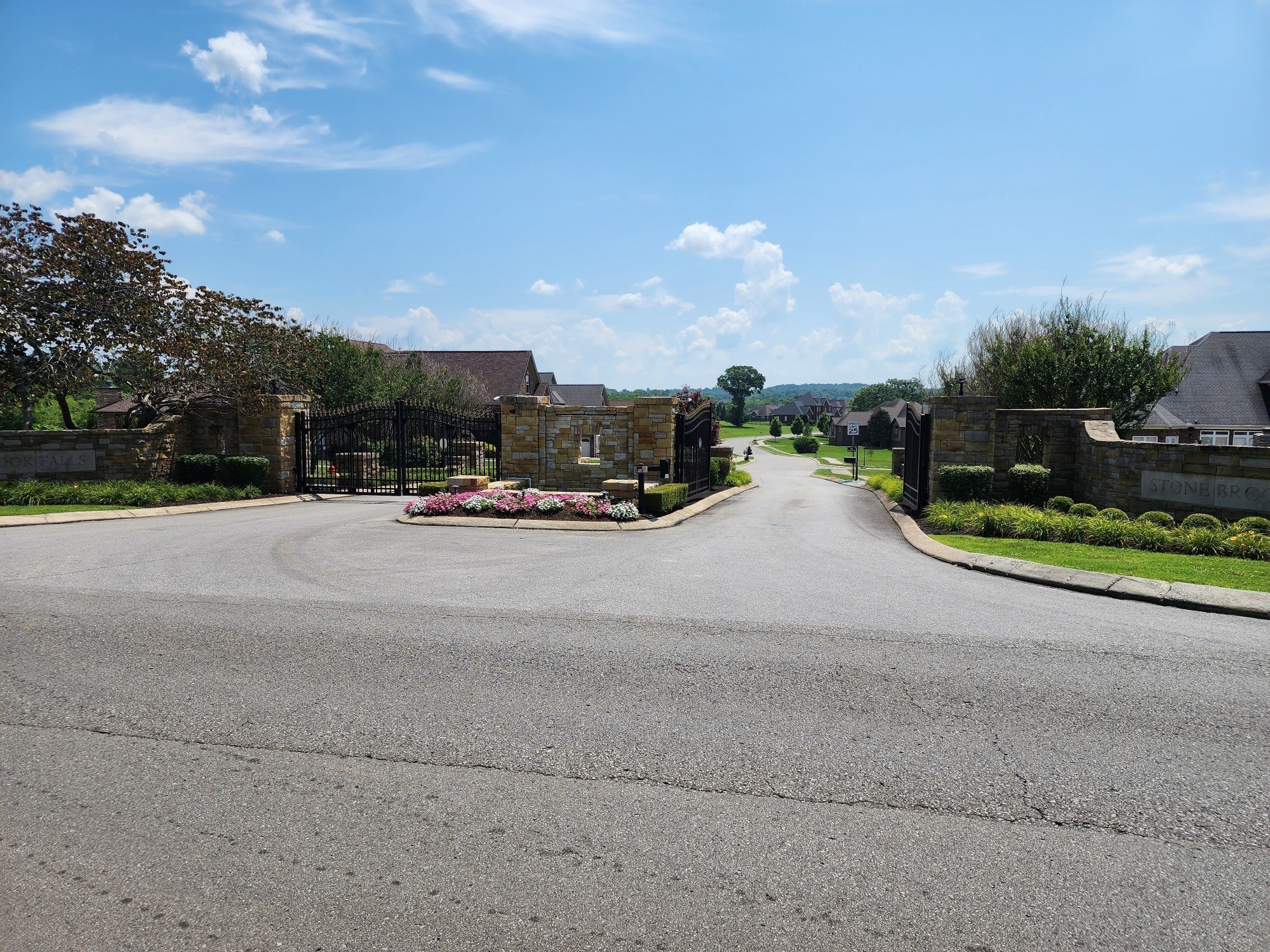 813 Stonebrook Dr Property Photo 2