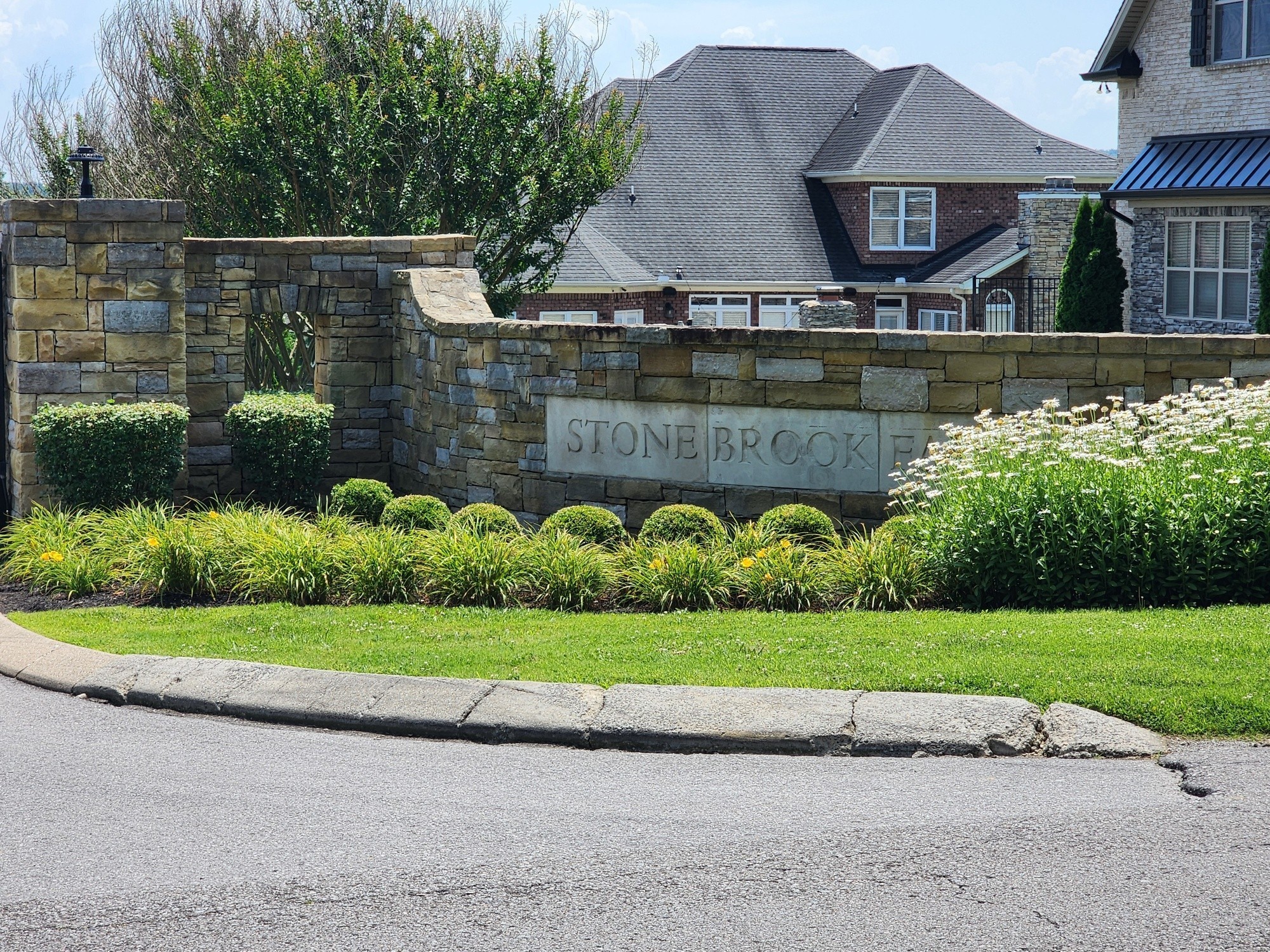 813 Stonebrook Dr Property Photo 4