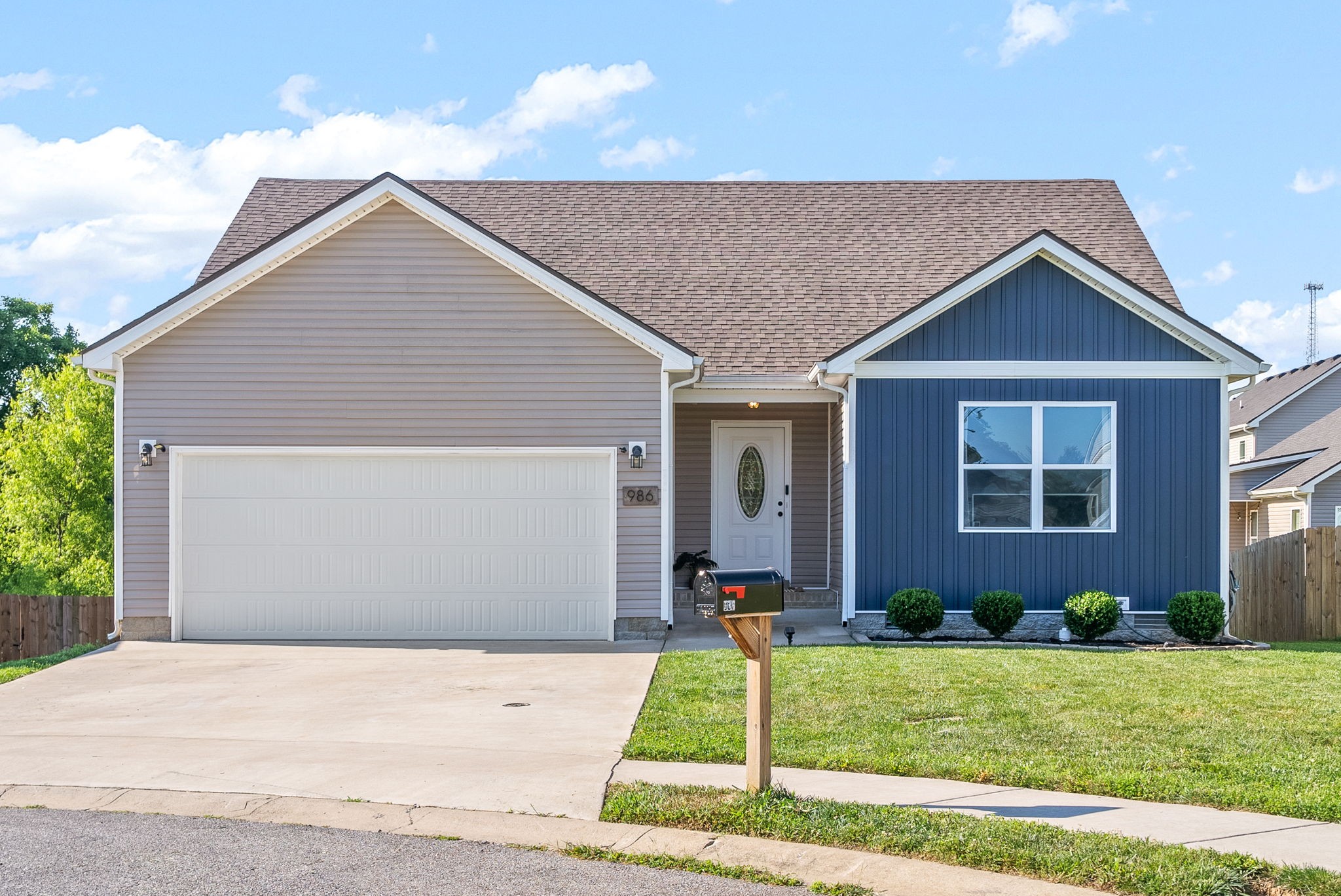 986 Guinevere Ct Property Photo 1