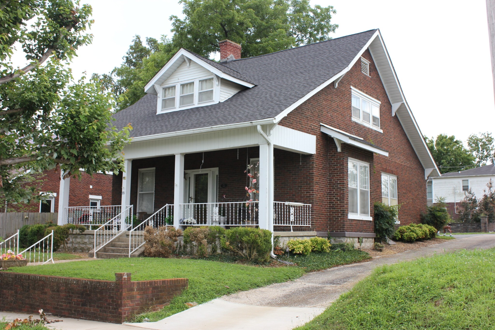 301 W 5th St Property Photo 1