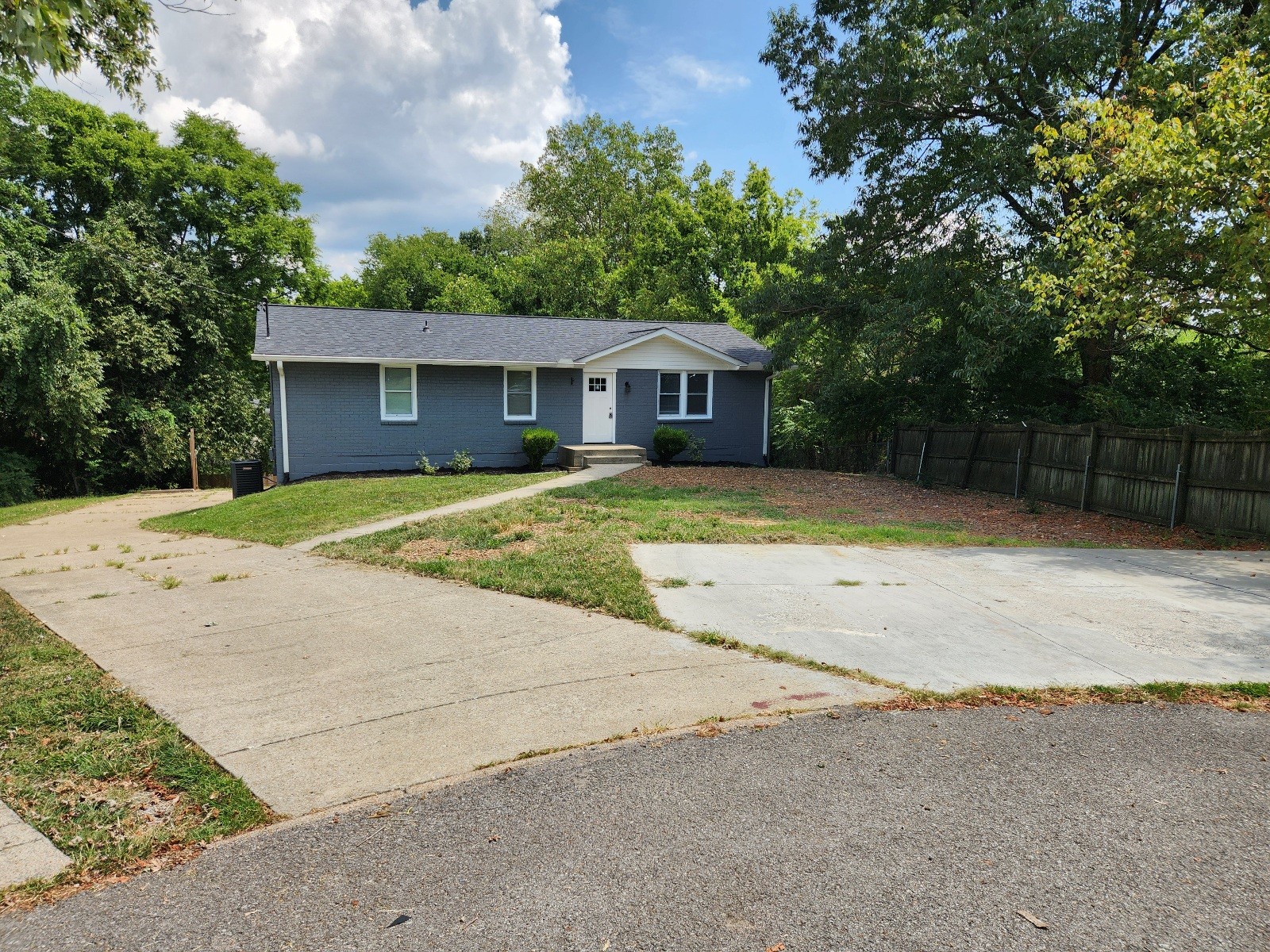 102 Evergreen Ct Property Photo 1