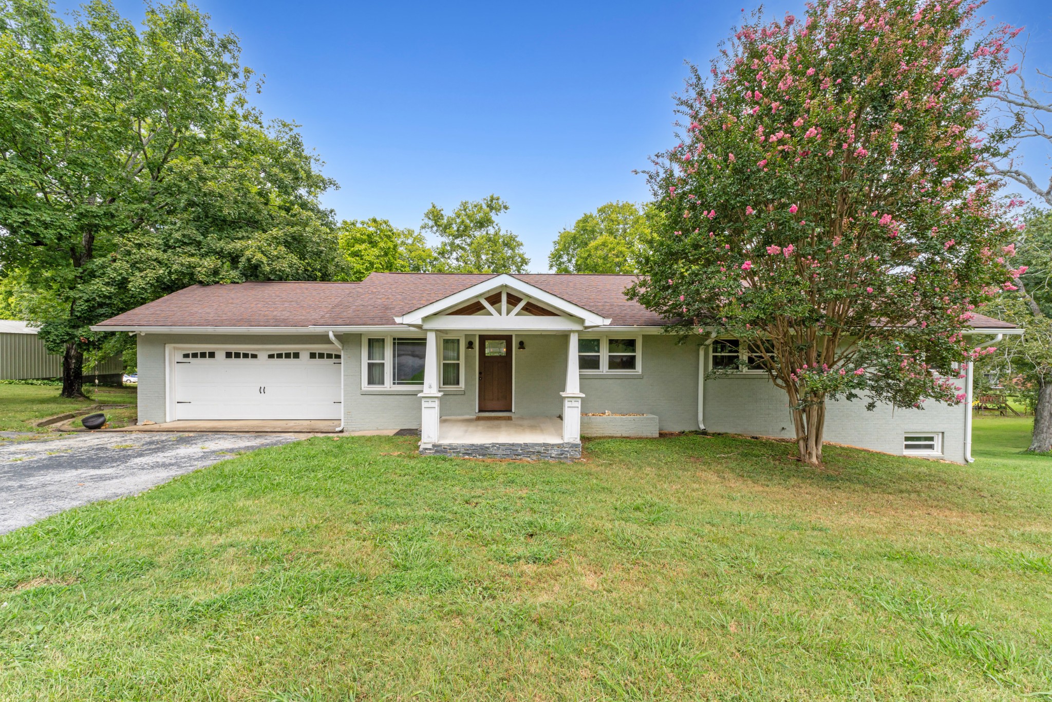 1833 Hillwood Dr Property Photo 1