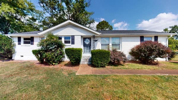 927 Woods Lake Dr Property Photo 1