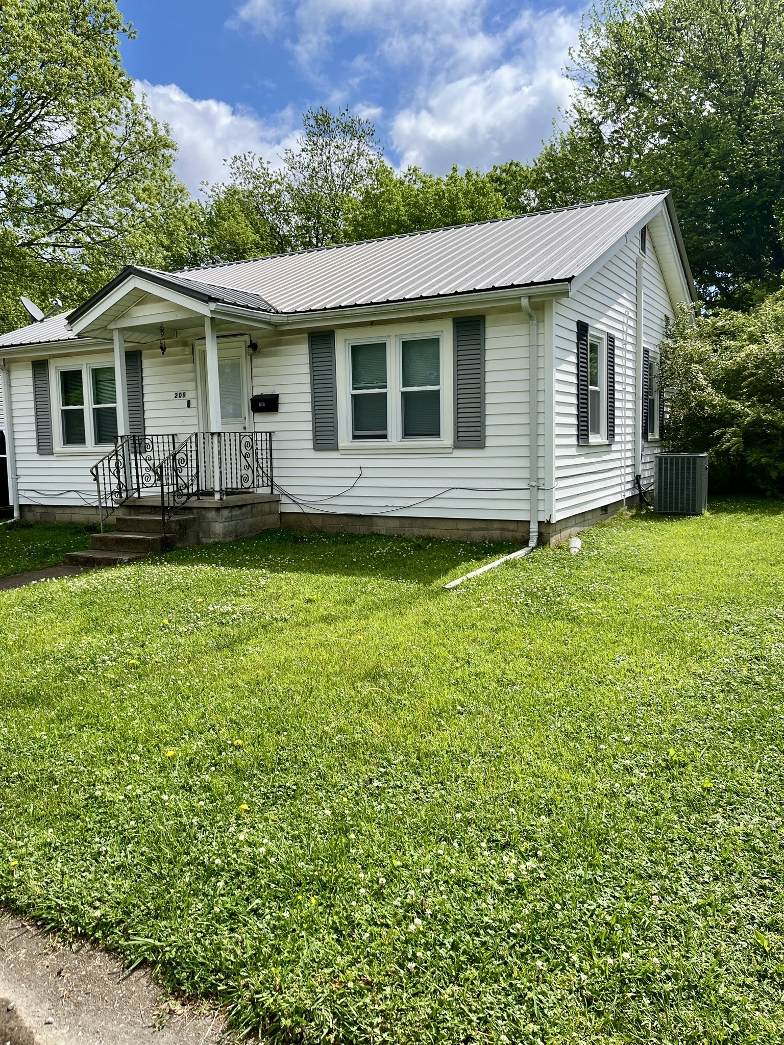 209 N Pine St Property Photo 1
