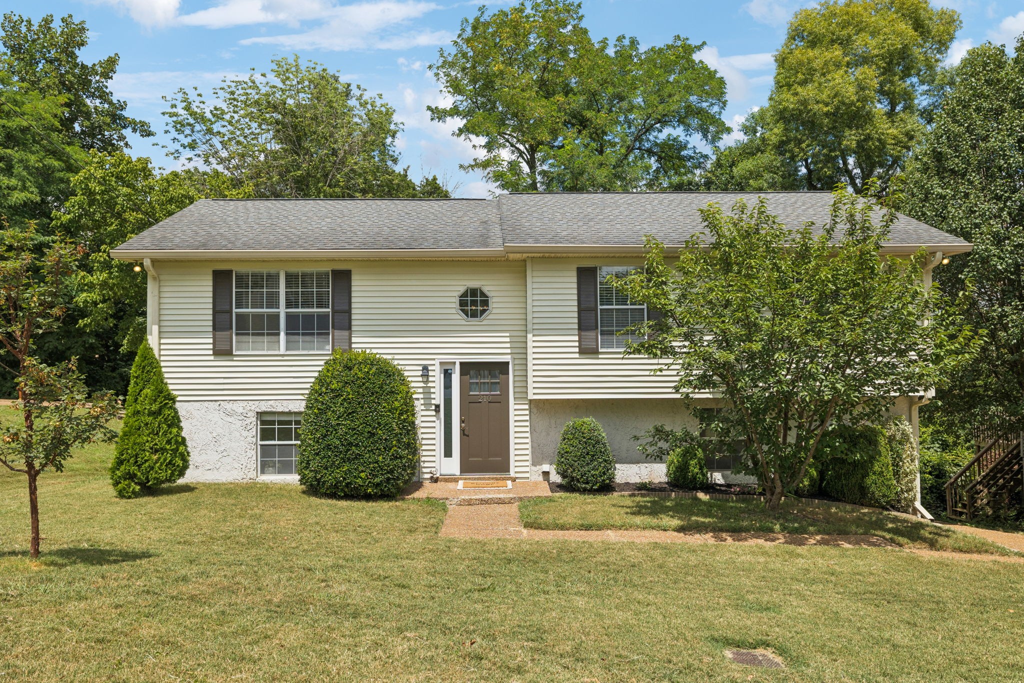 210 Ash Grove Dr Property Photo 1