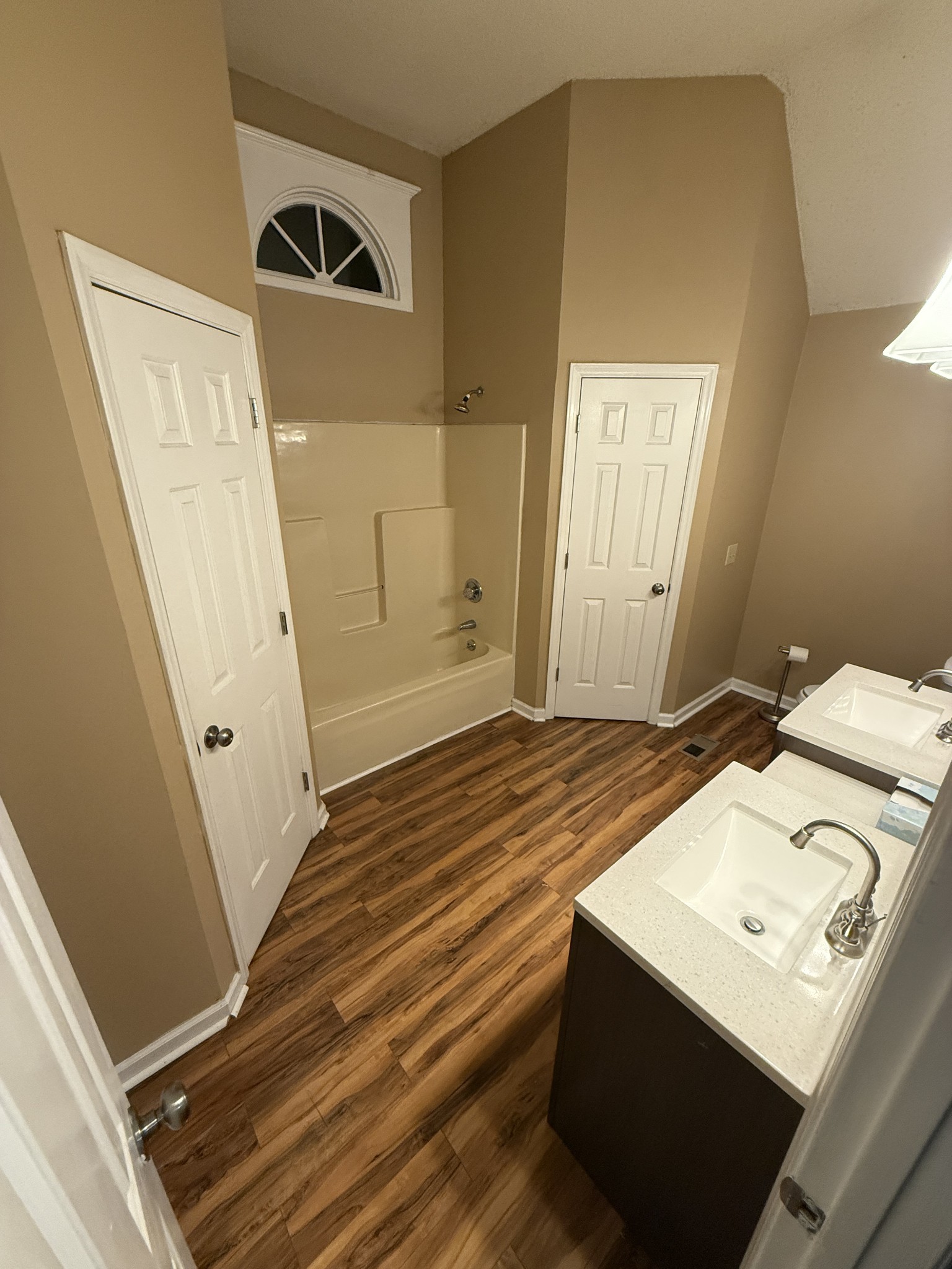 1103 Victoria Dr Property Photo 2