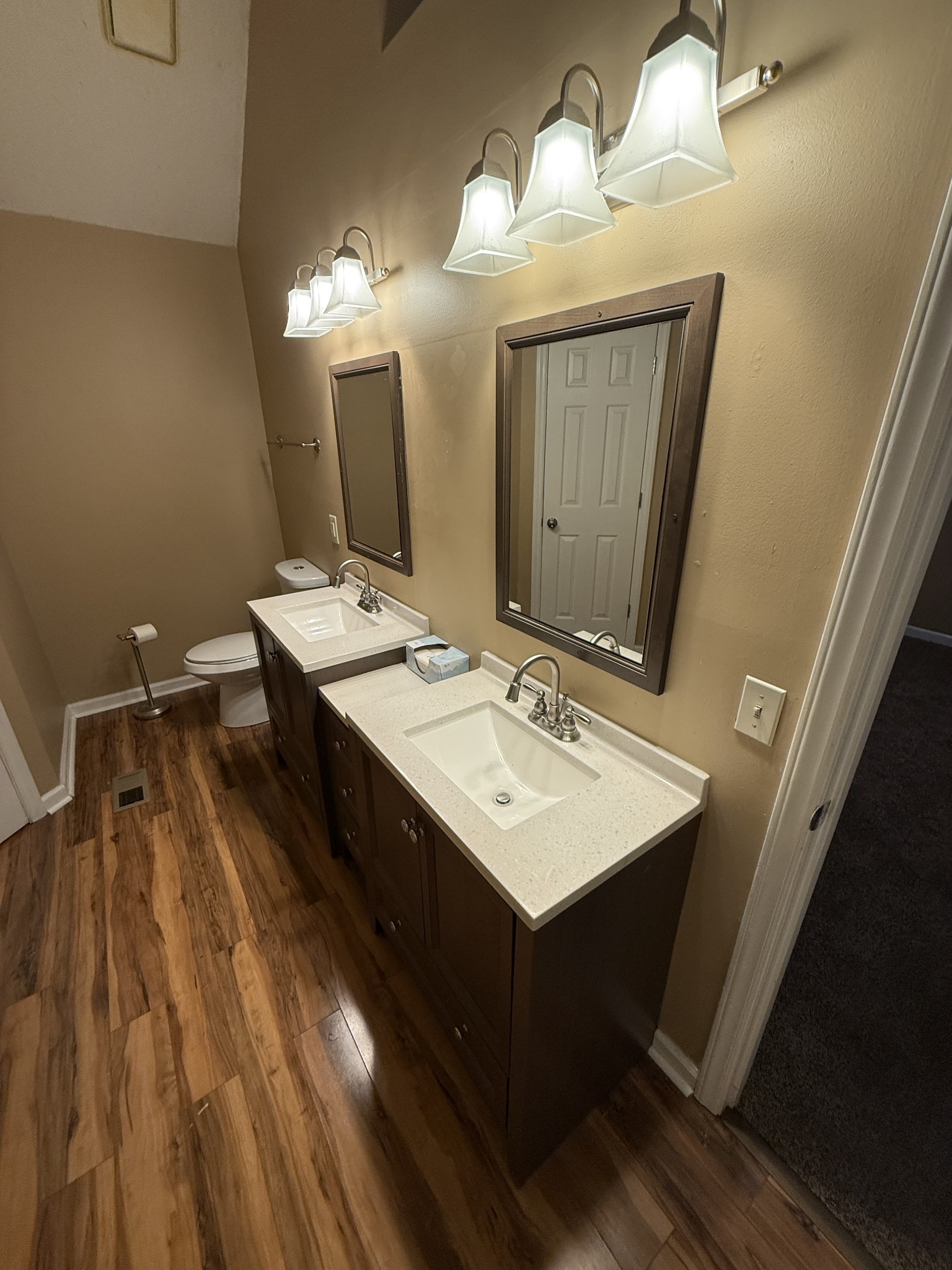 1103 Victoria Dr Property Photo 3