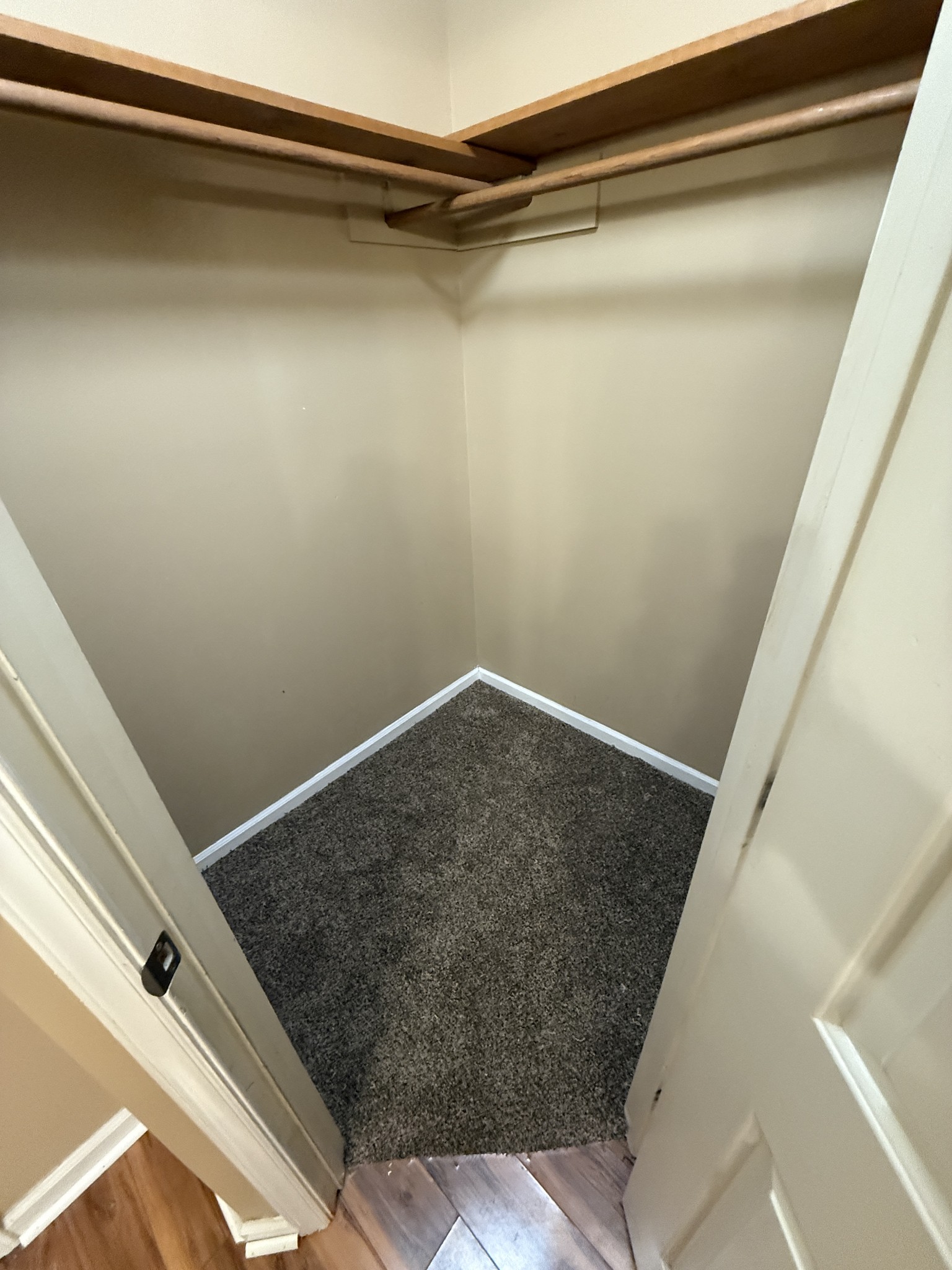 1103 Victoria Dr Property Photo 4