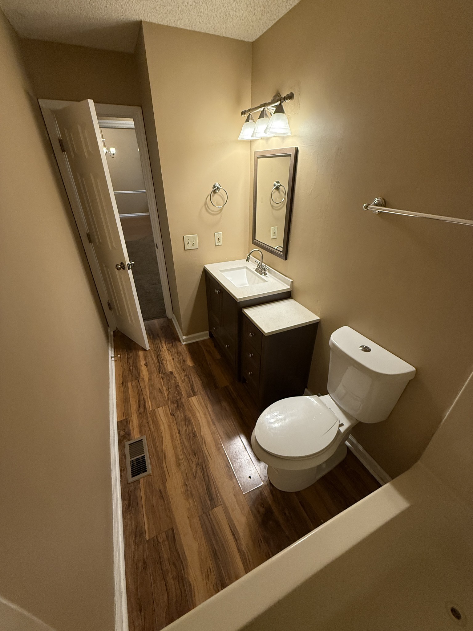 1103 Victoria Dr Property Photo 6