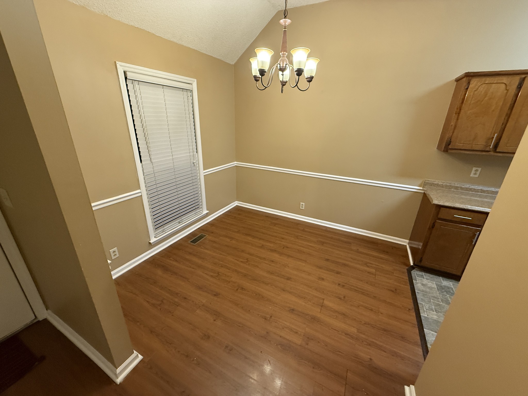 1103 Victoria Dr Property Photo 12