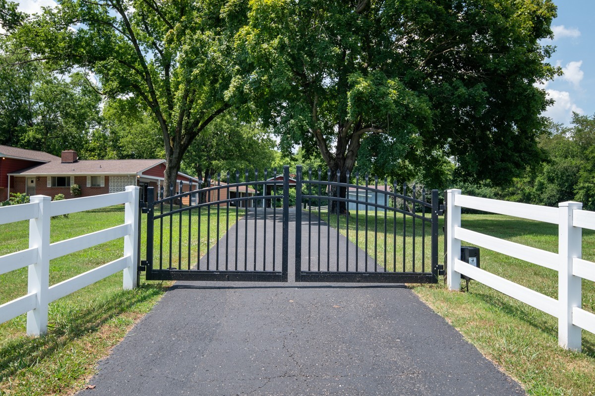 1386 Long Hollow Pike Property Photo 3