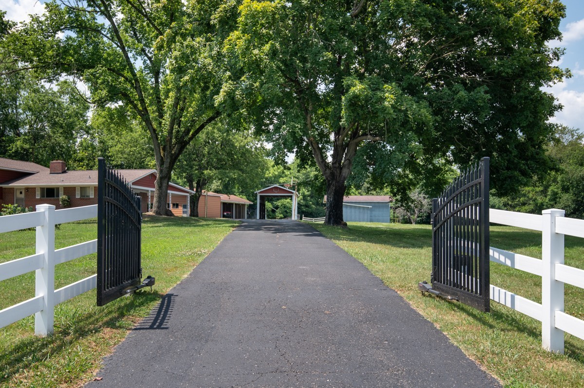 1386 Long Hollow Pike Property Photo 4