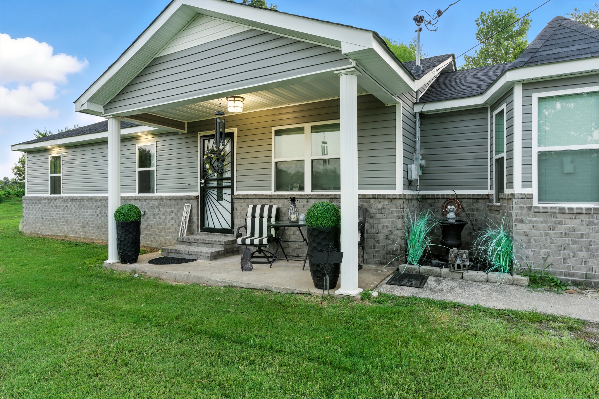 1553 Old Brighton Rd Property Photo 1