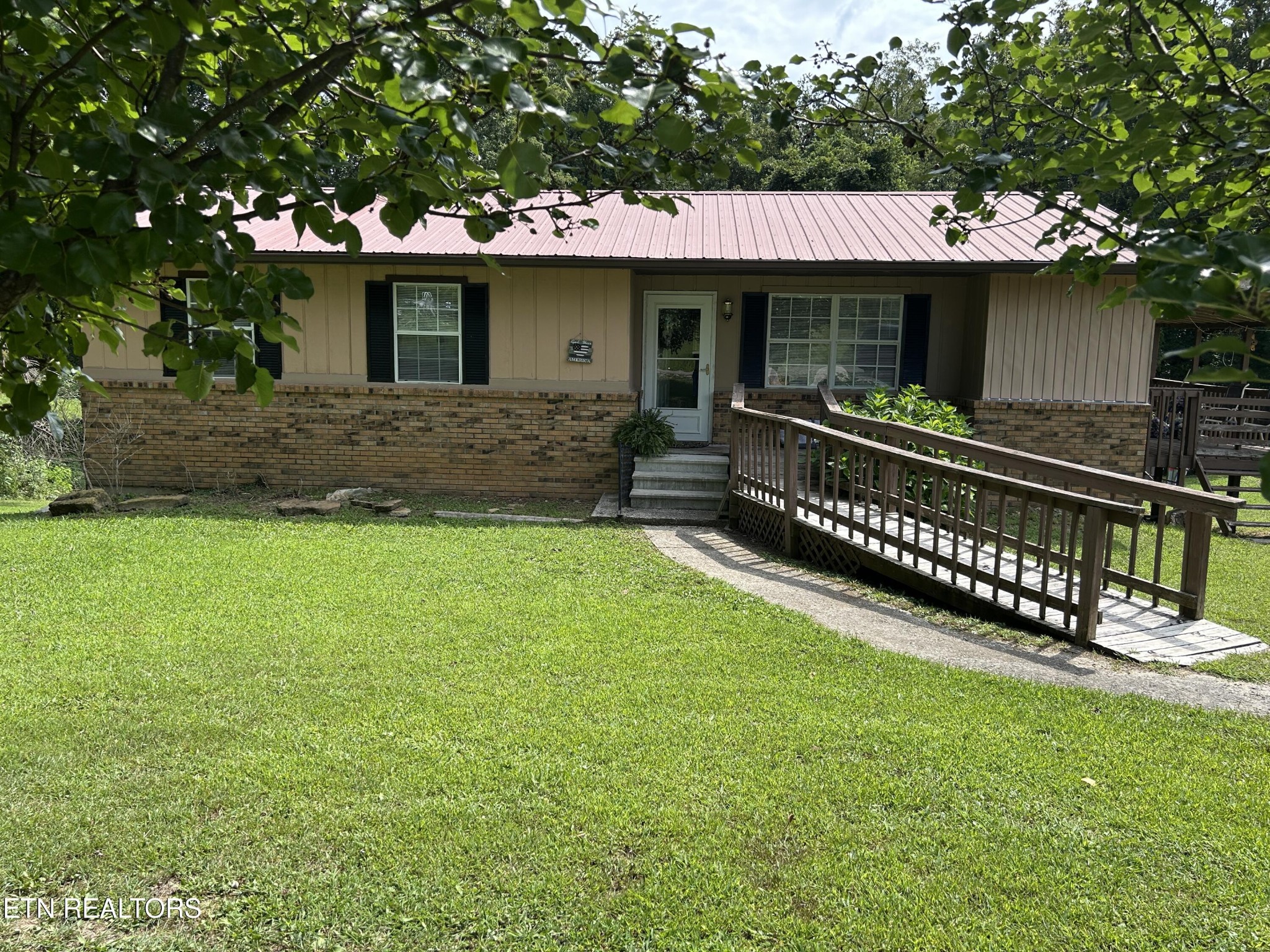 1041 Roysden Rd
