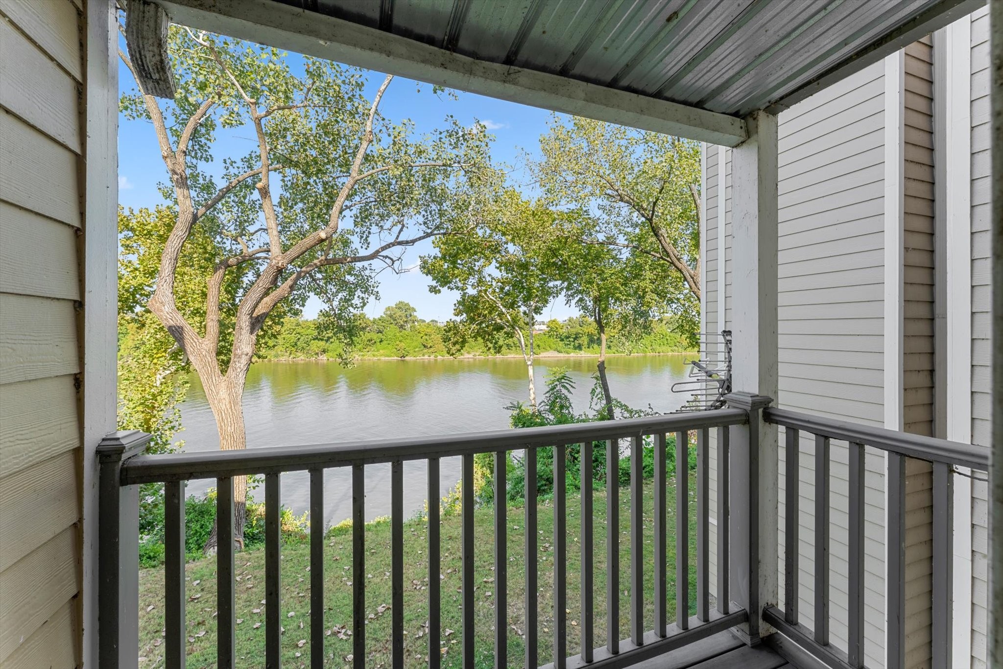 936 1st Ave, N Property Photo 3