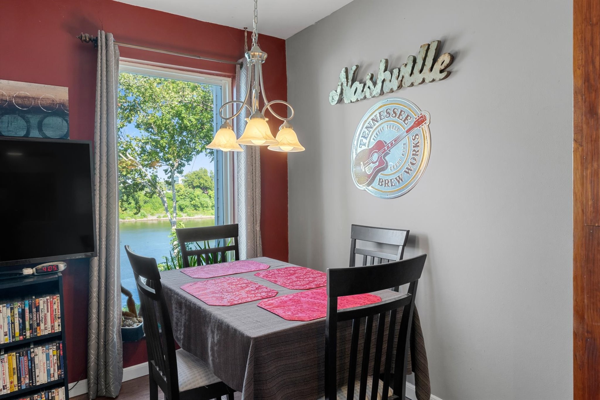 936 1st Ave, N Property Photo 6