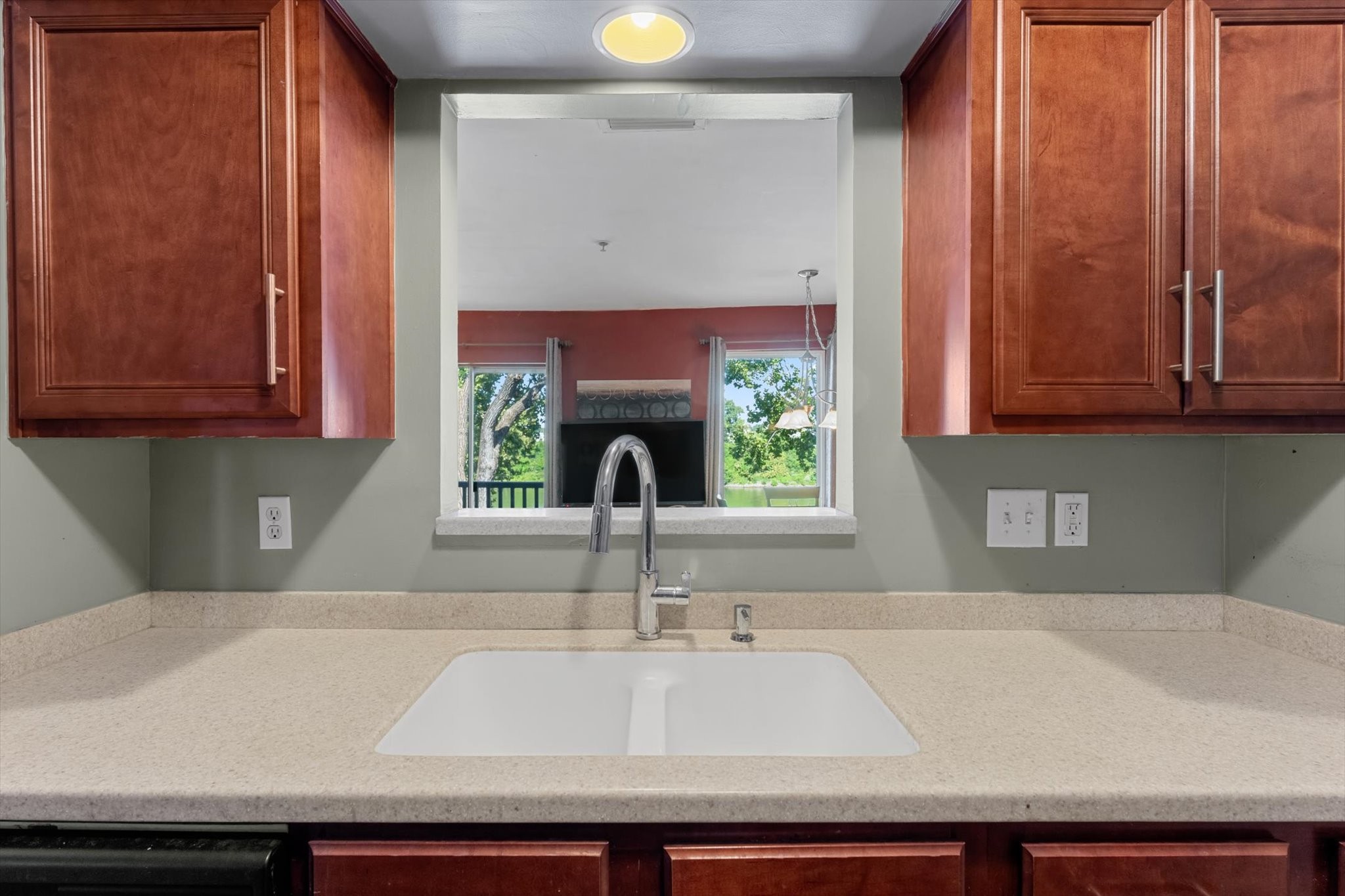 936 1st Ave, N Property Photo 12