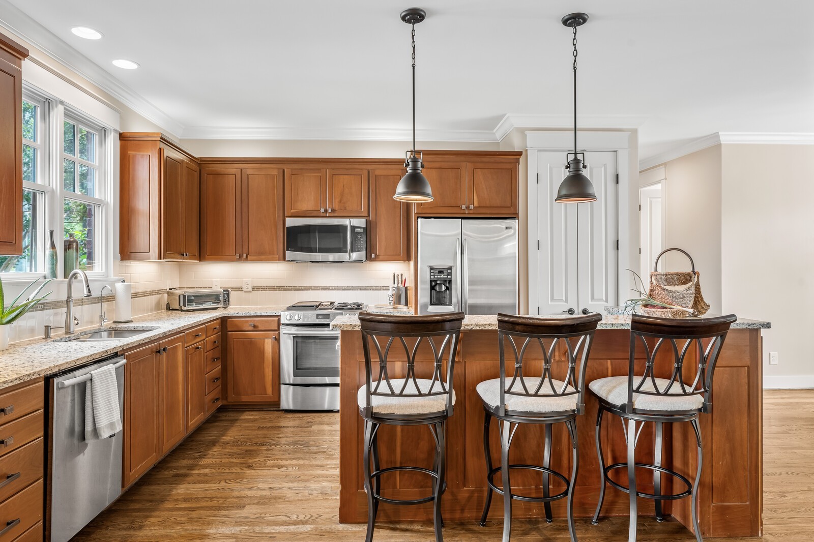 4189 Belmont Park Ter Property Photo 9