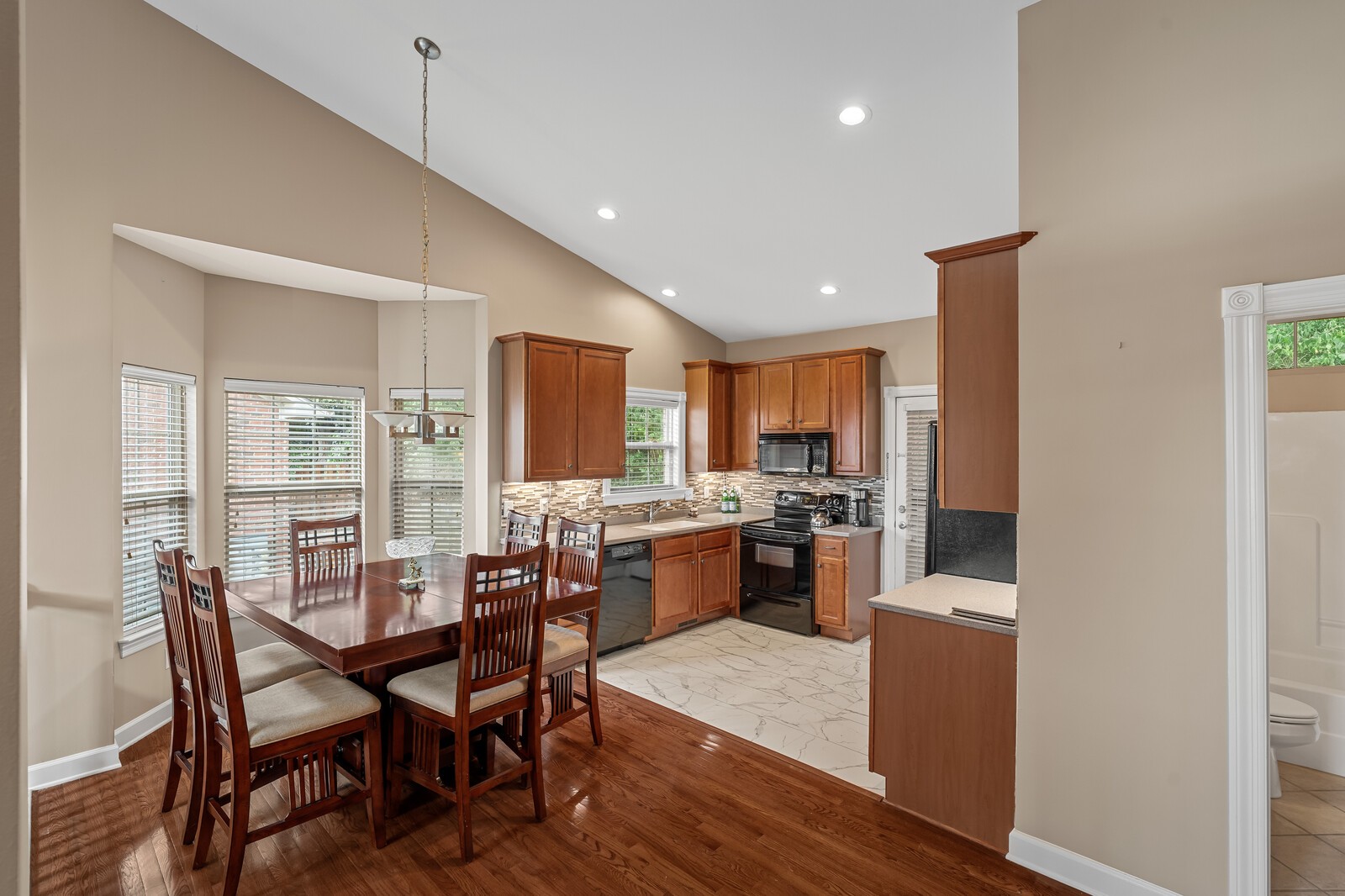 320 Riverstone Blvd Property Photo 8