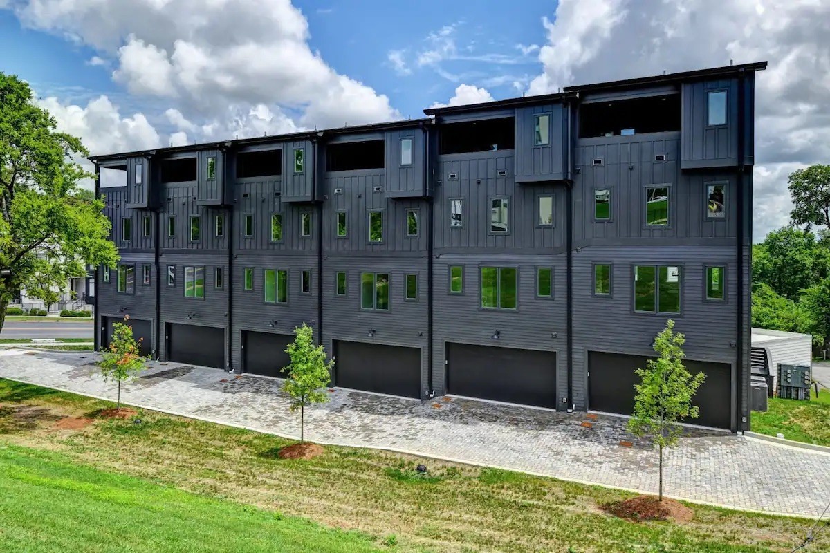 1033 Wedgewood Ave Property Photo 3