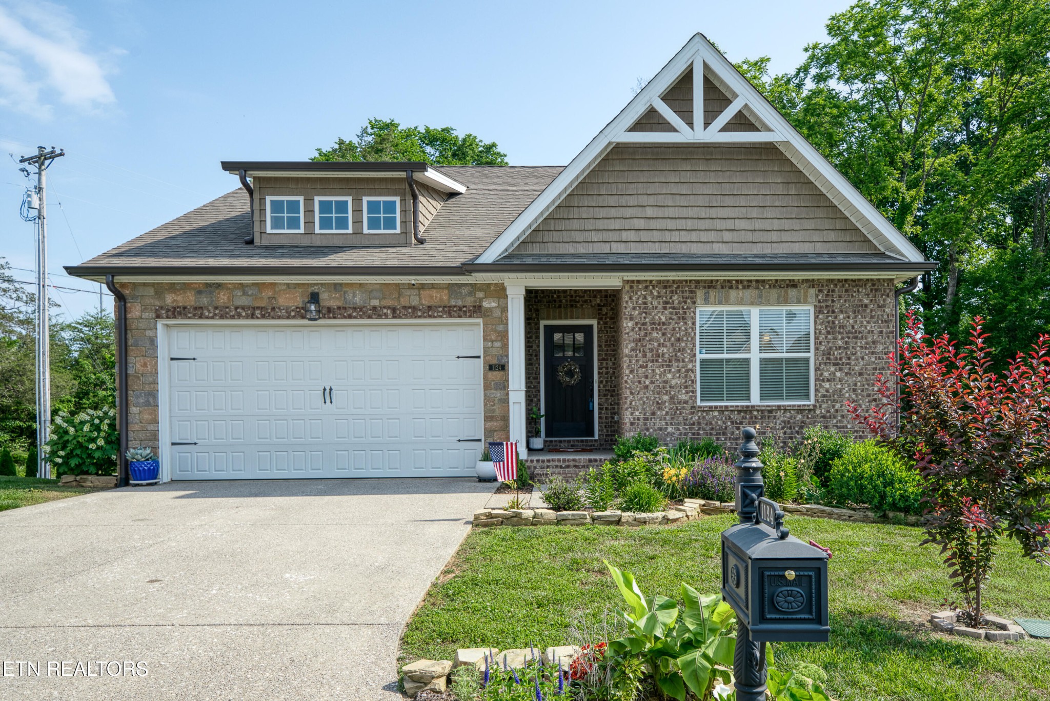 1124 Cross Pointe Drive Drive Property Photo 1