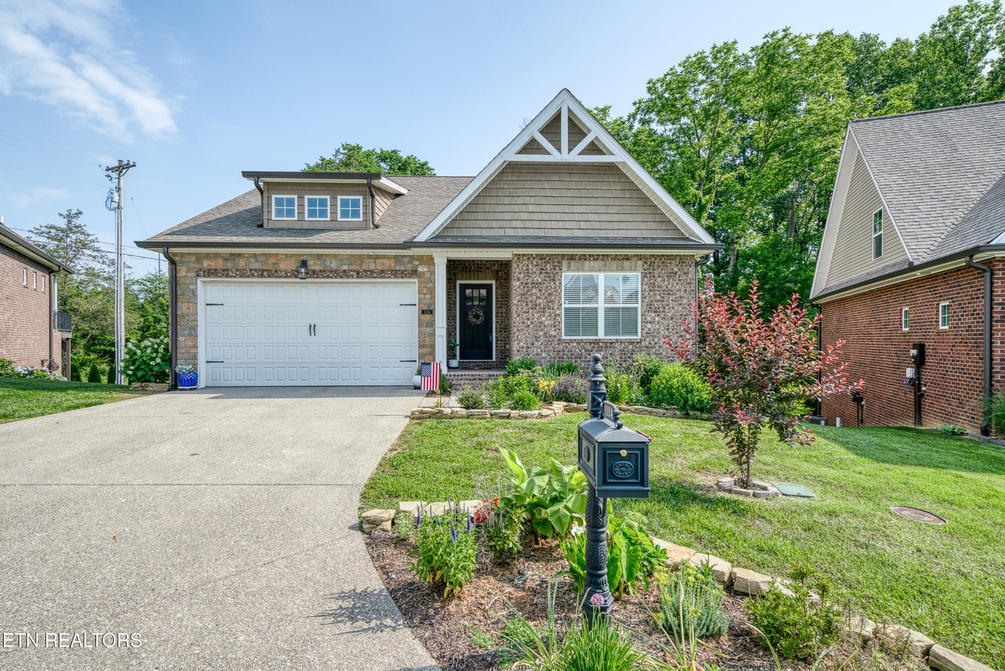 1124 Cross Pointe Drive Drive Property Photo 2