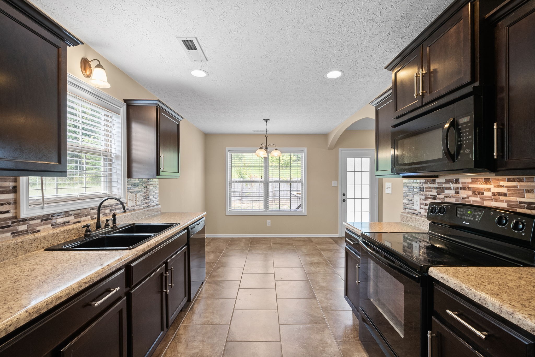 493 Comanche Ct Property Photo 5