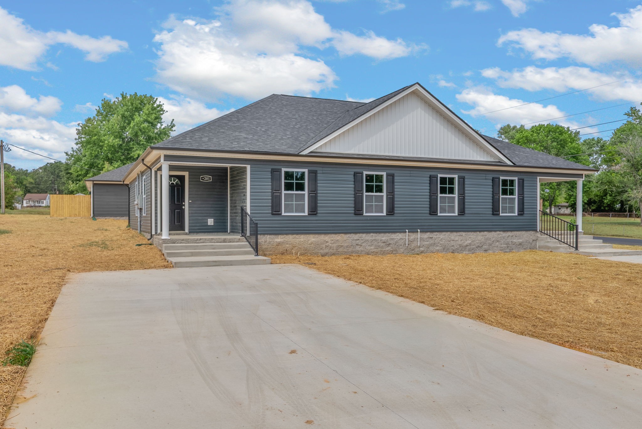 201 Pineridge Dr Property Photo 2