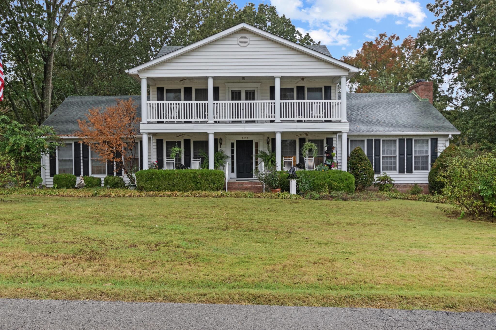 225 Blue Springs Blvd Property Photo 3