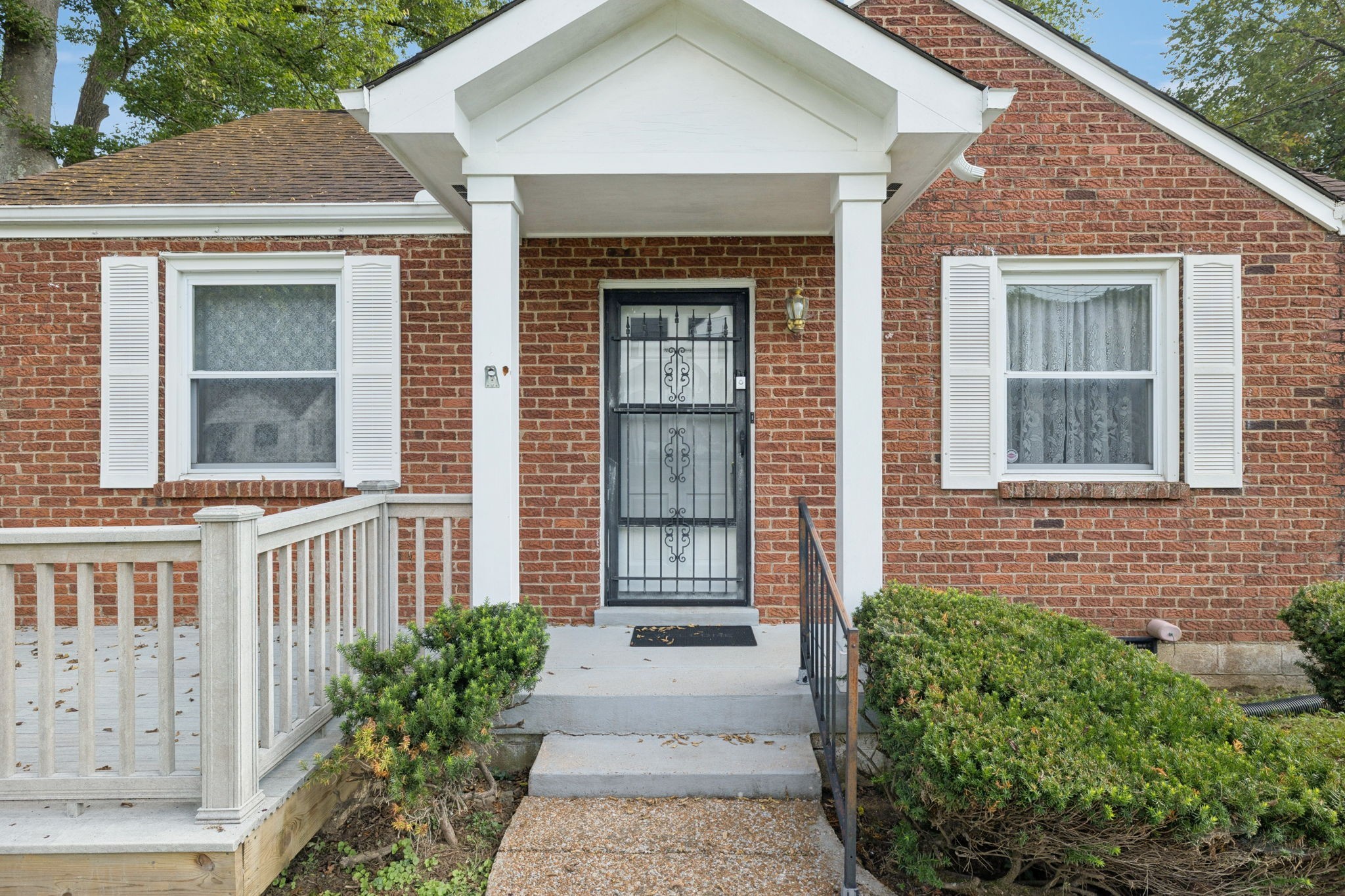 956 Graybar Ln Property Photo 3