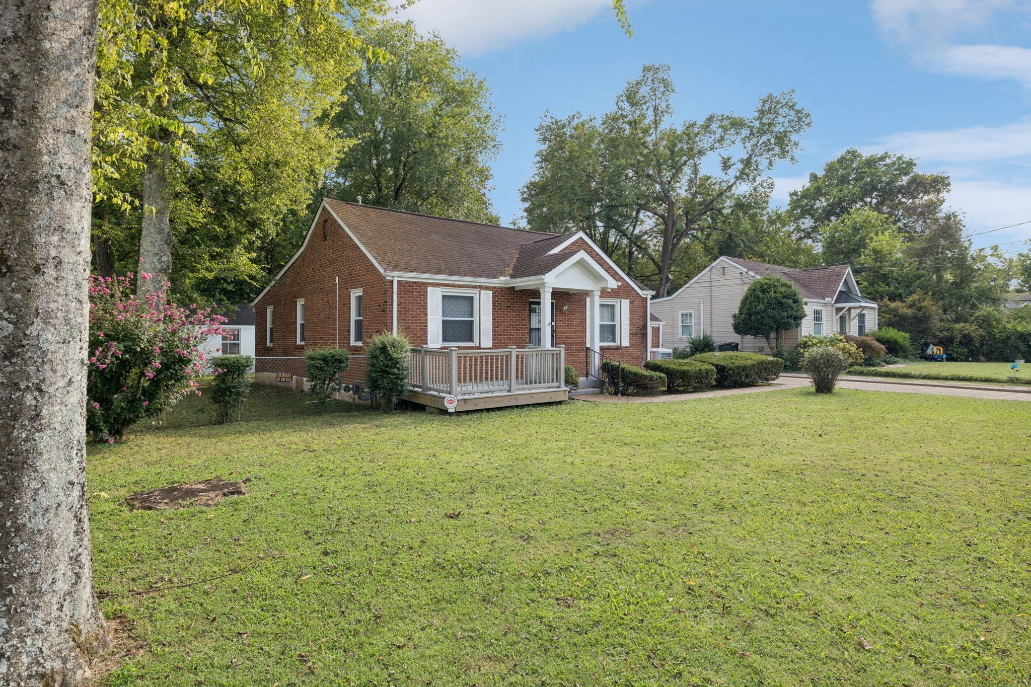 956 Graybar Ln Property Photo 4