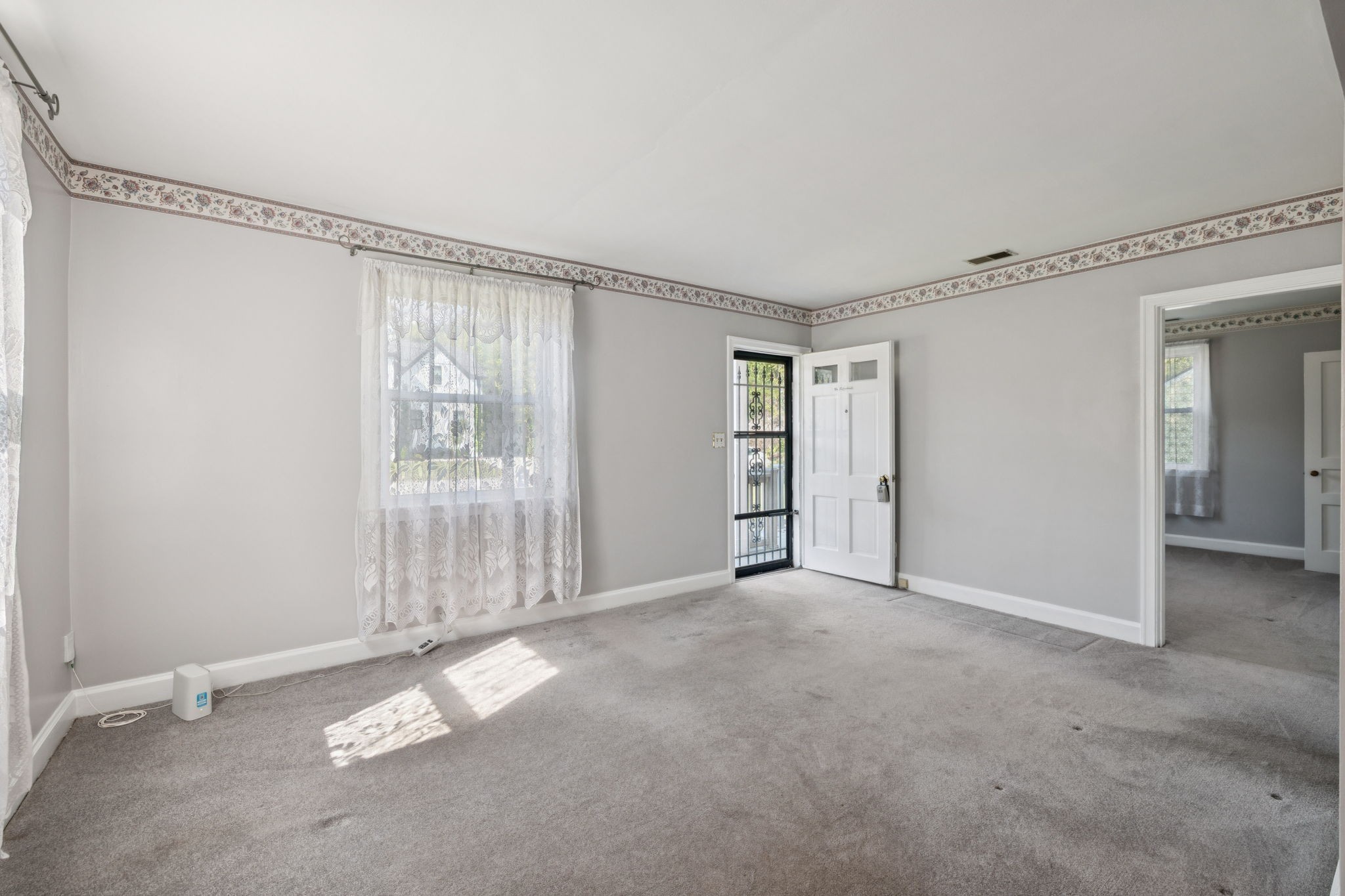 956 Graybar Ln Property Photo 9