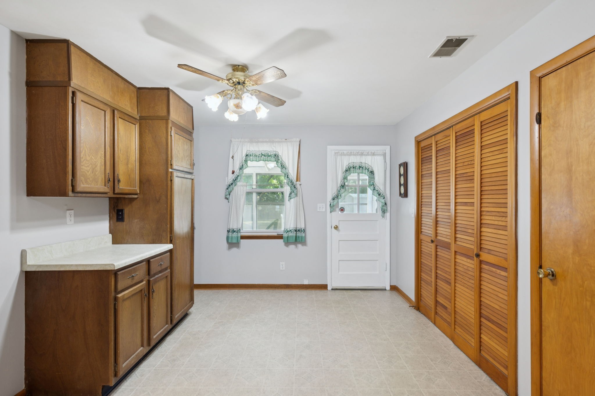 956 Graybar Ln Property Photo 26