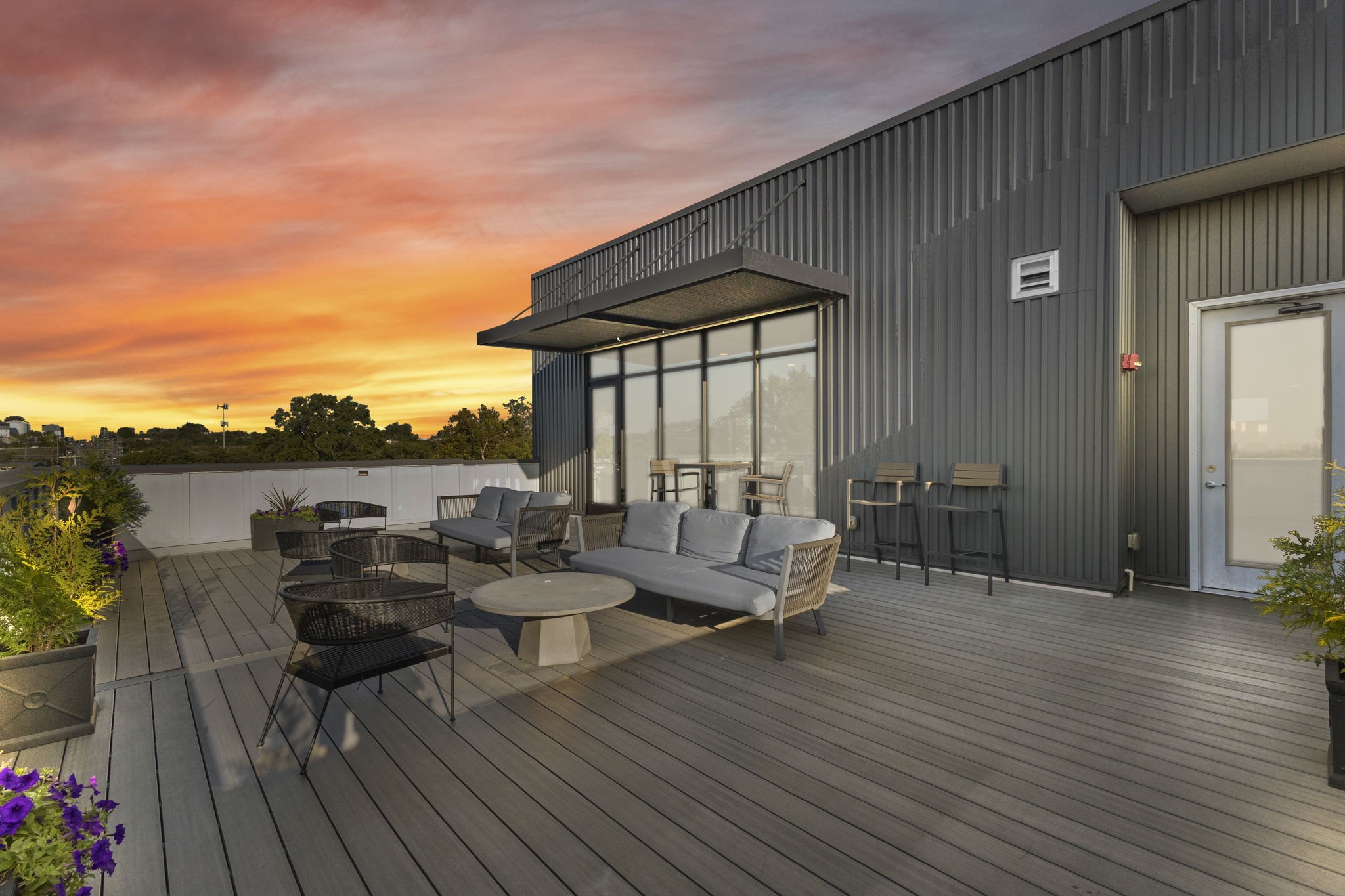 1041 E Trinity Ln Property Photo 1