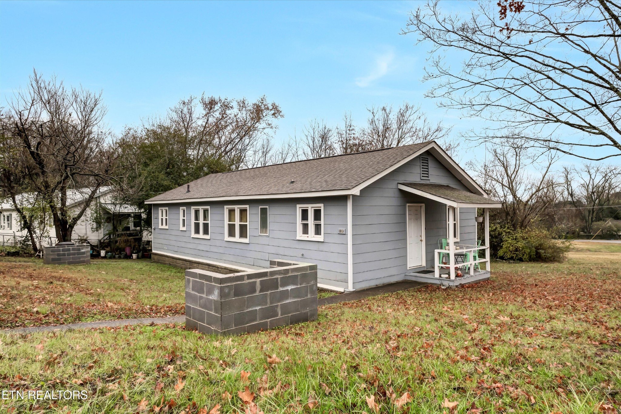 100102 Howard Lane Property Photo 3