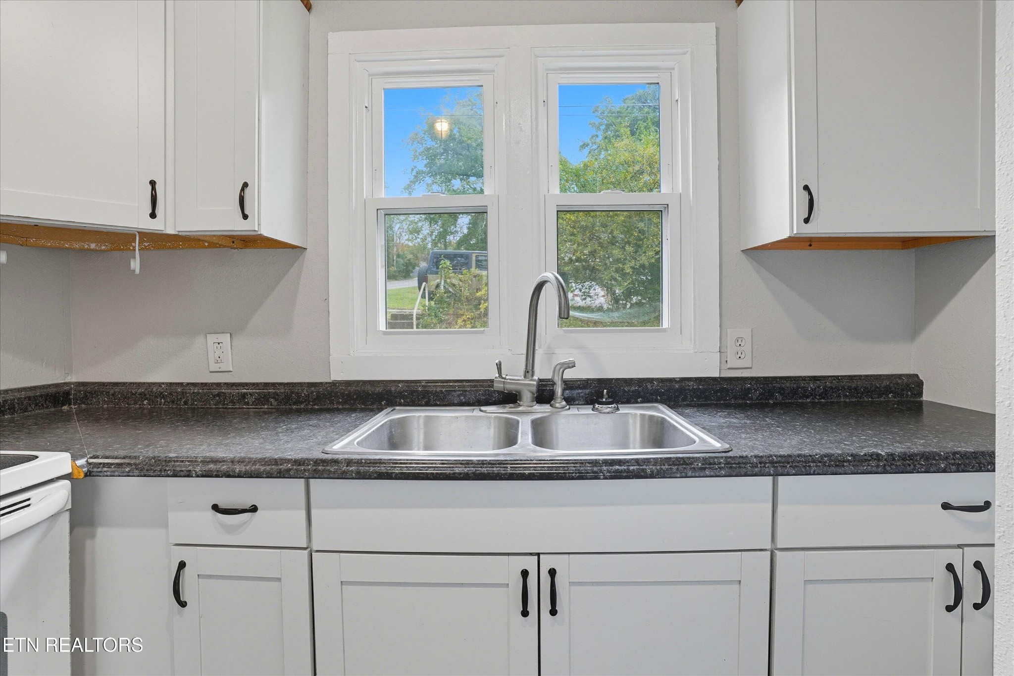 100102 Howard Lane Property Photo 6