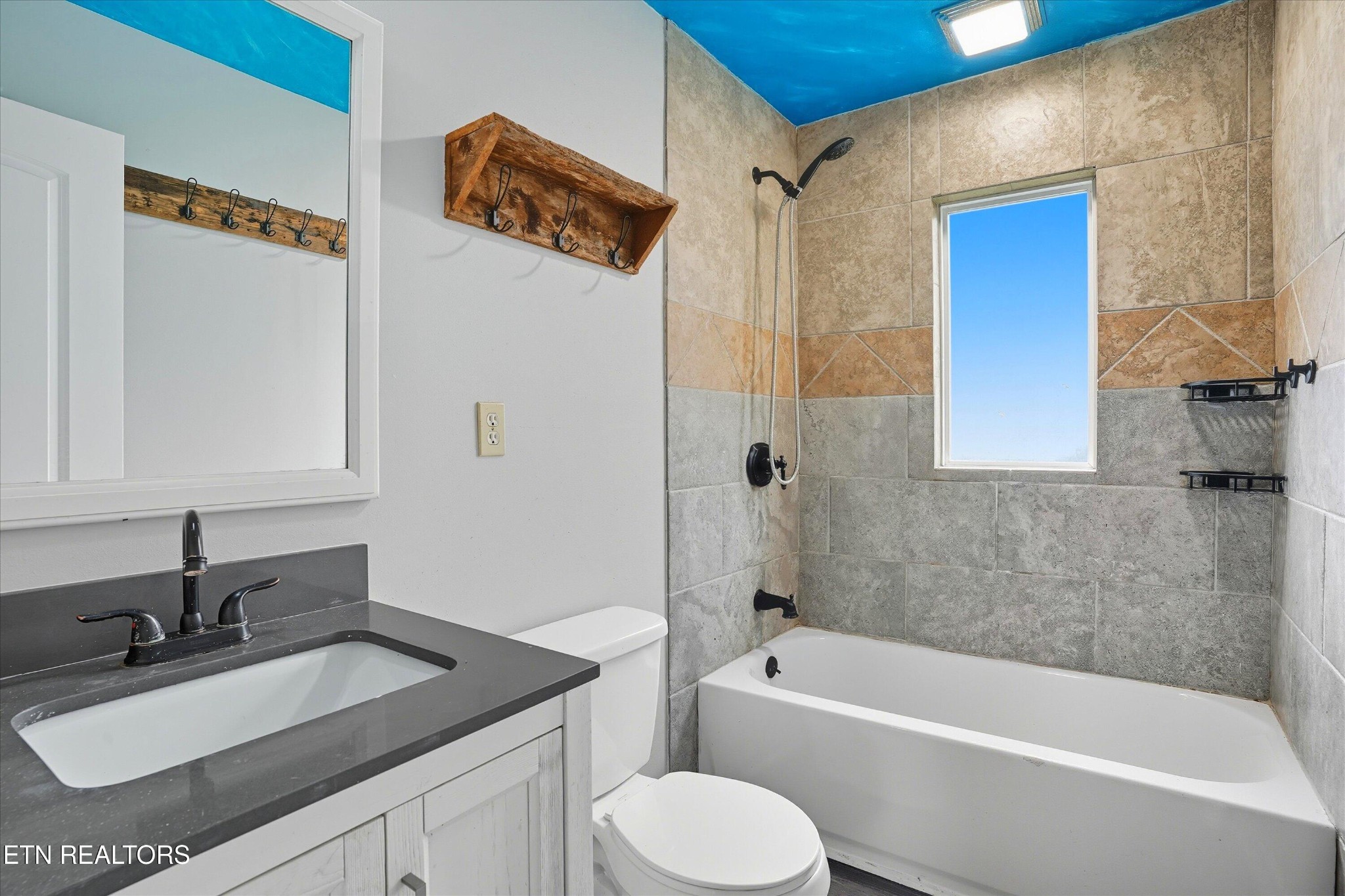 100102 Howard Lane Property Photo 12