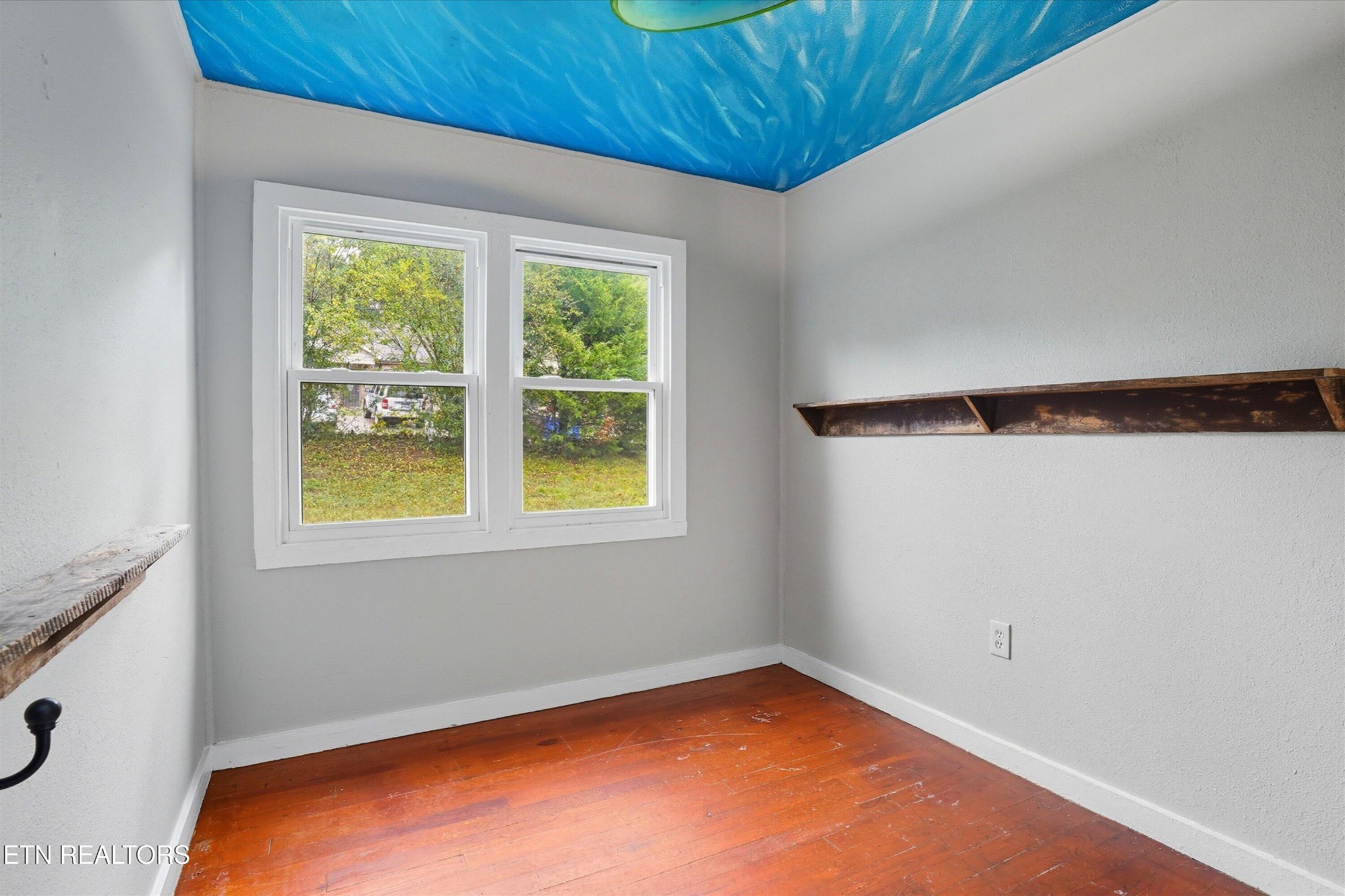 100102 Howard Lane Property Photo 13