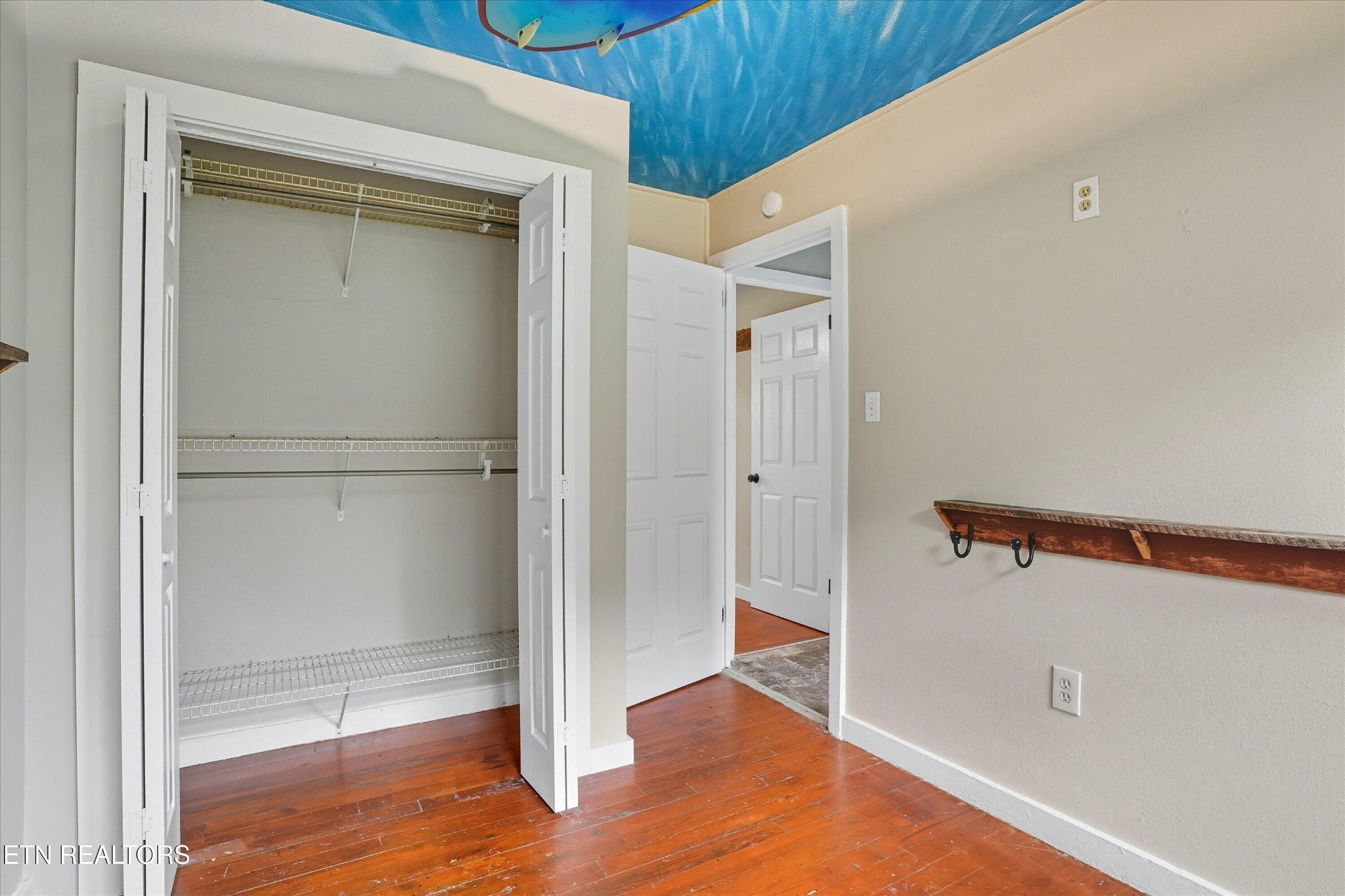 100102 Howard Lane Property Photo 14