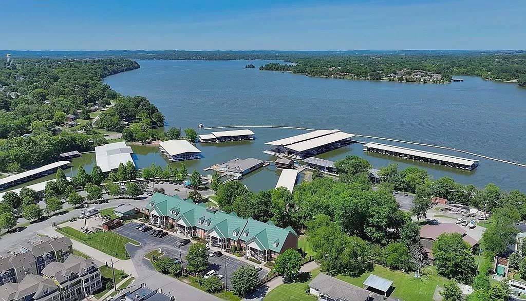 2127 Lakeshore Dr Property Photo 1