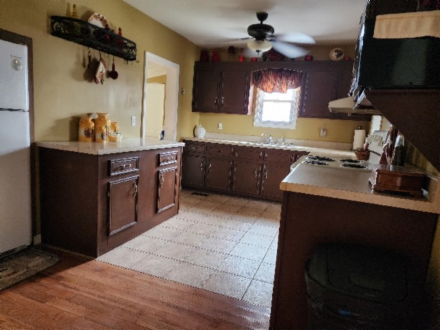 218 E Lake Ave Property Photo 9