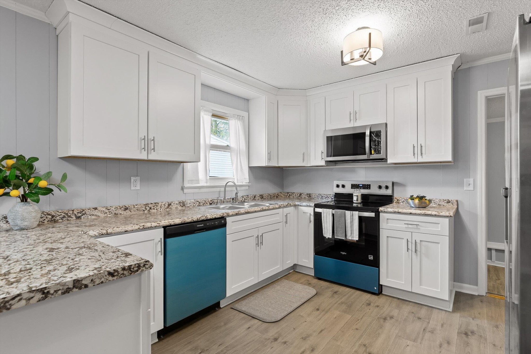 599 Steele Road Property Photo 3