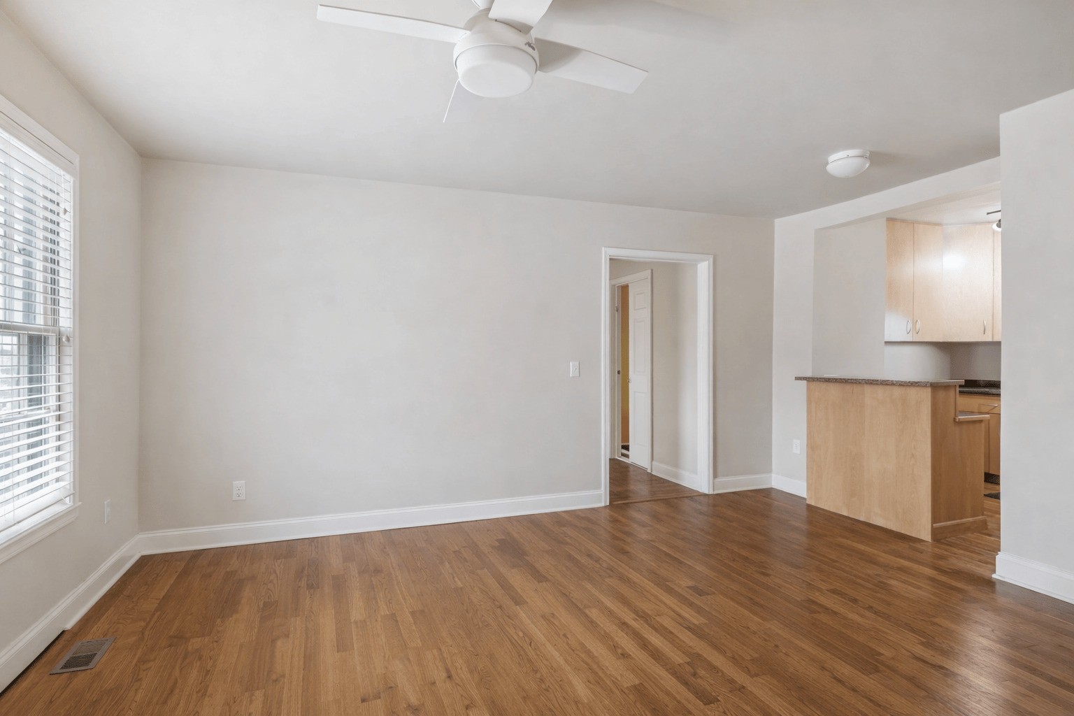 413 E Iris Dr Property Photo 2