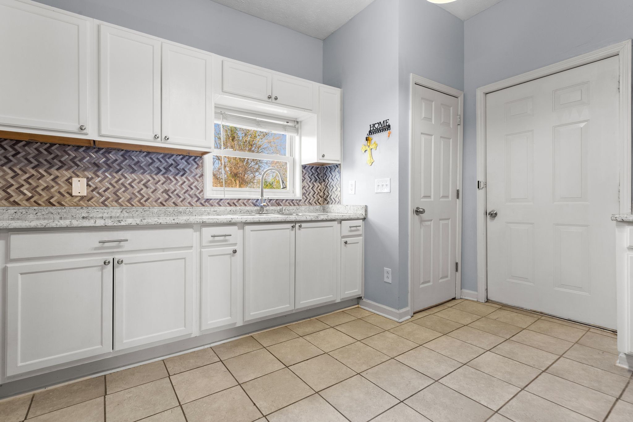 445 Jackson St Property Photo 3