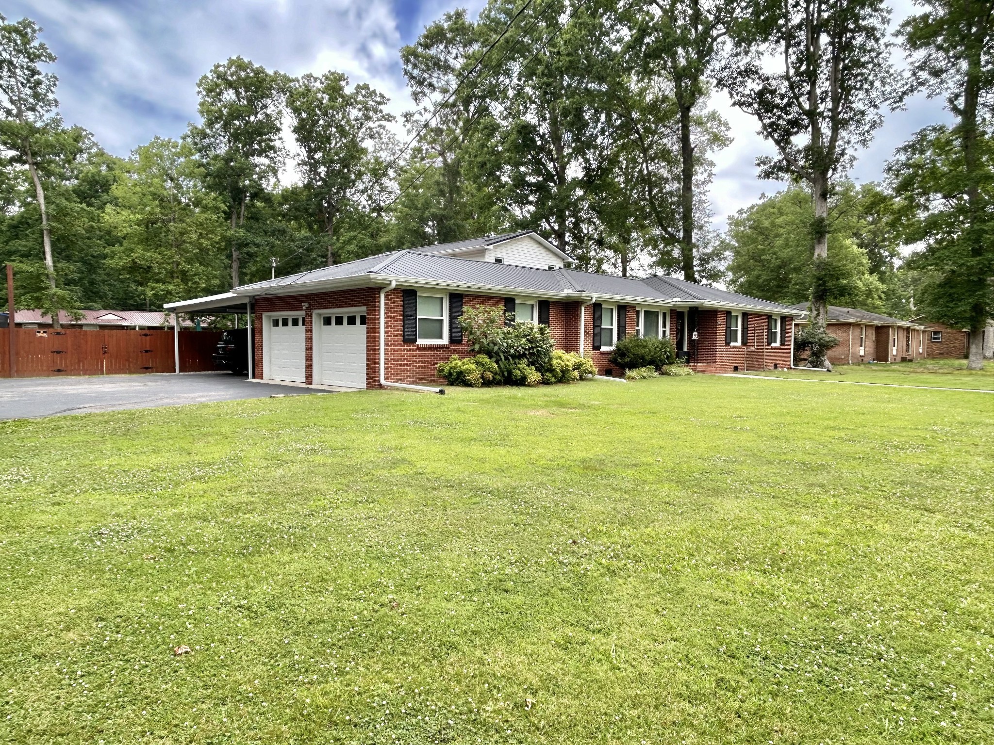 1212 Woodcrest Dr Property Photo 1