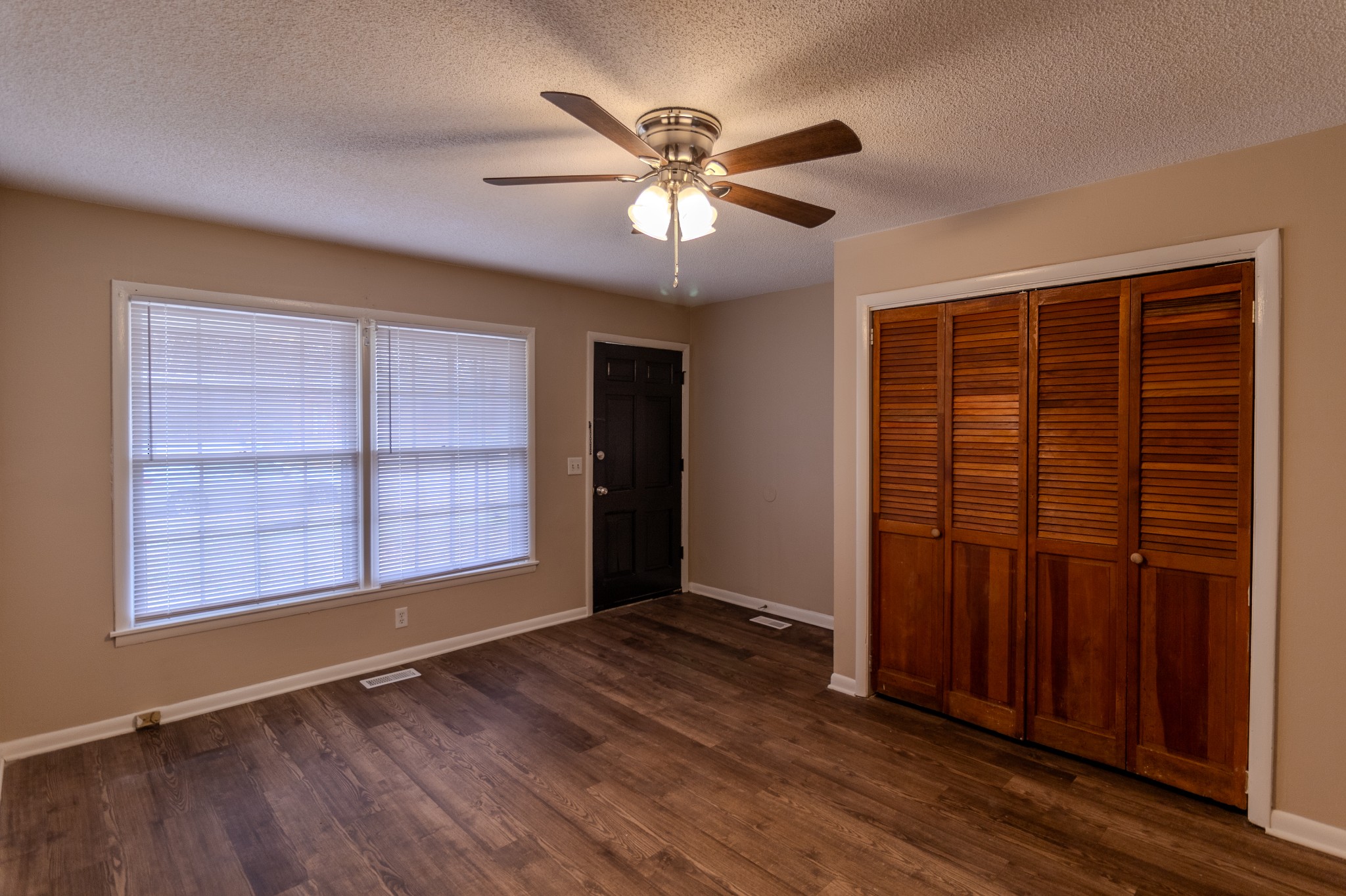 814 Riviera Dr Property Photo 3