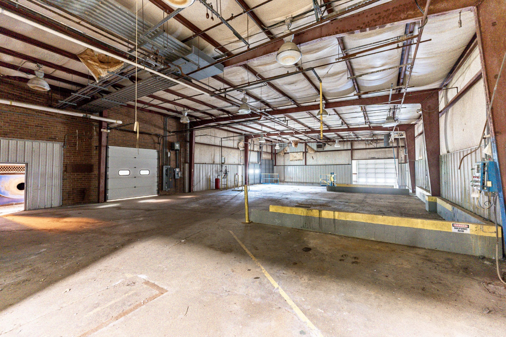 200 Universal Dr Property Photo 16